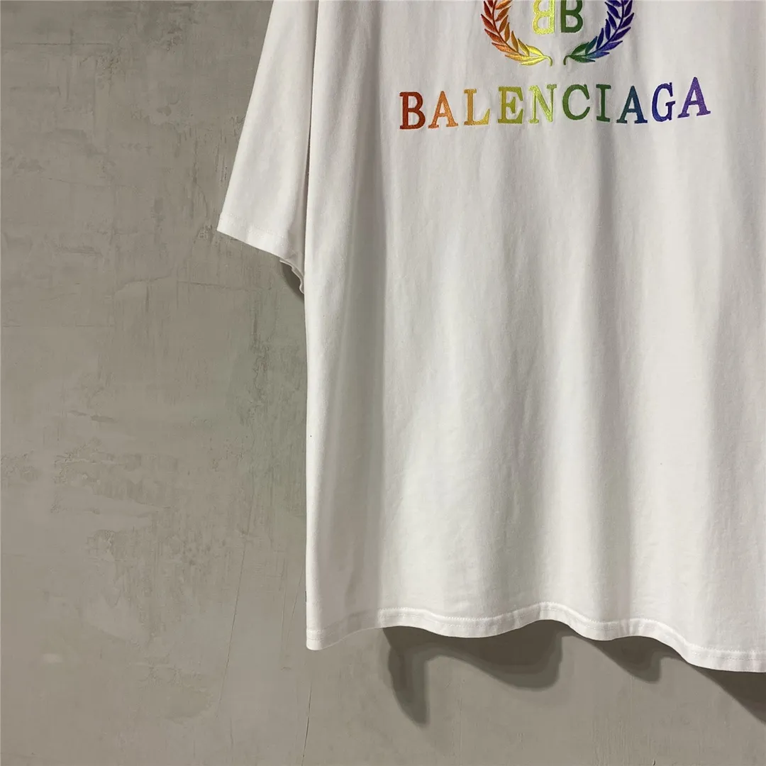 [Top tested version] Balenciag Balenciag rainbow 🌈 embroidered gradient wheat short sleeves. The original version is consistent with 32S. 280 grams of fabric. The printing process is embroidered first. White cotton yarn is used as the embroidery base, and then digitally printed on the embroidery. High-density 10,000-needle embroidery blends the brightness and saturation of the color of the letters. Full set of packaging. Guaranteed accessories. Packaging. Glossy paper. Main label. Wash water mark. Lanyard. Tag. Pin. Same as the counter Color: White Size: XS-L P:270