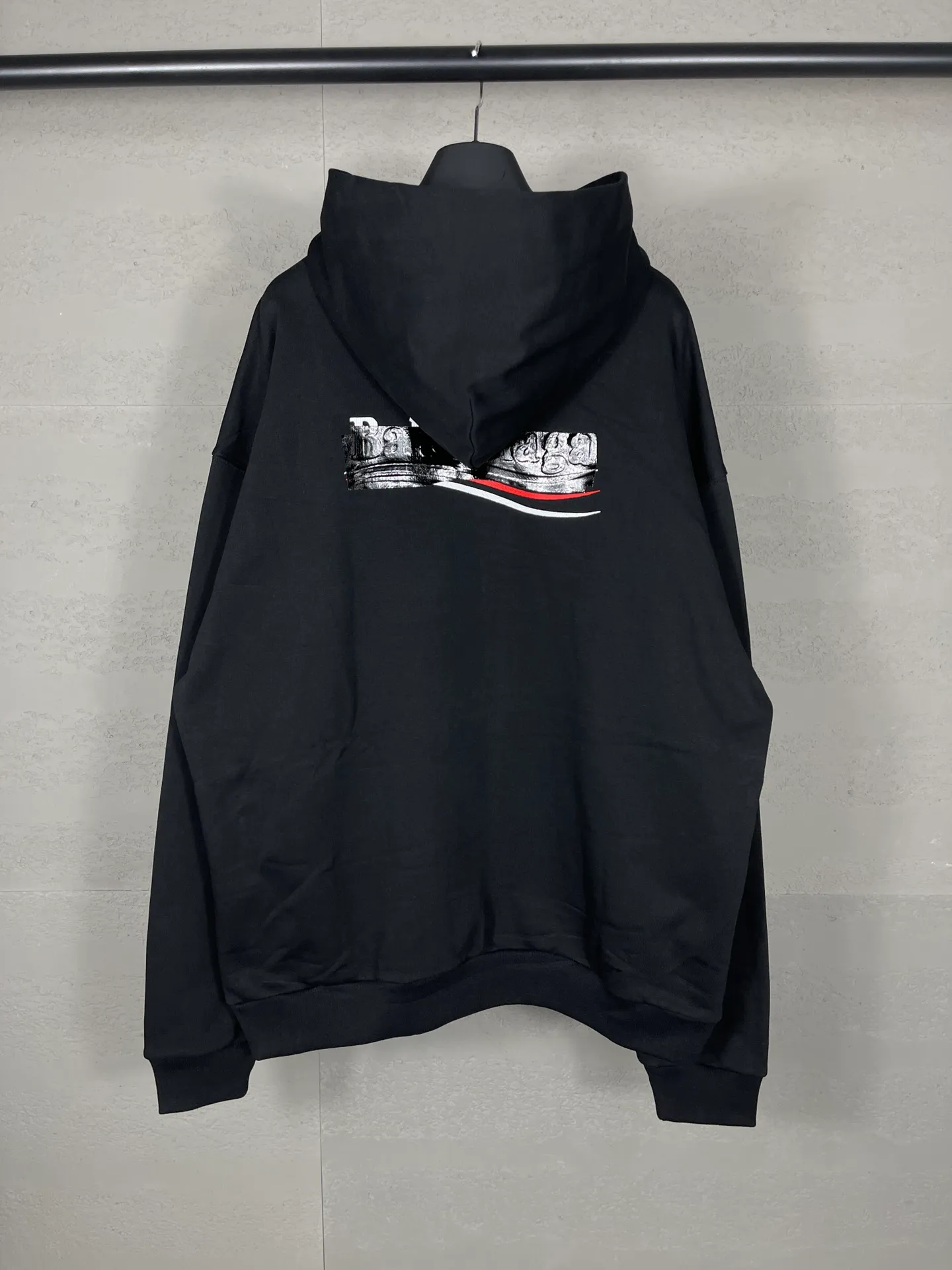 🅿️310 Actual pictures [Top version. Official website quality] BALENCI*GA/Paris #Classic. Coke embroidered black tape hooded sweatshirt. The fabric is made of Paris ZP custom-woven and dyed cotton sweatshirt. The weight is 450 grams. The cloth surface is clean. The cloth pattern is clear, soft and comfortable. The color fastness is good. It is not easy to change color. The threads are dyed with no color difference. The classic pattern embroidery uses an imported embroidery machine, and the embroidery thread color is based on the original color. It is produced based on the pictures in the Jubie market. The letters are clear. The three-dimensional effect is strong. The embroidered flowers are laminated on the finished product. The version adopts OS loose shoulder design. Same style for men and women. Code: BL238058 Color: black, off-white, smoky gray, red, brown Size: XS S M L