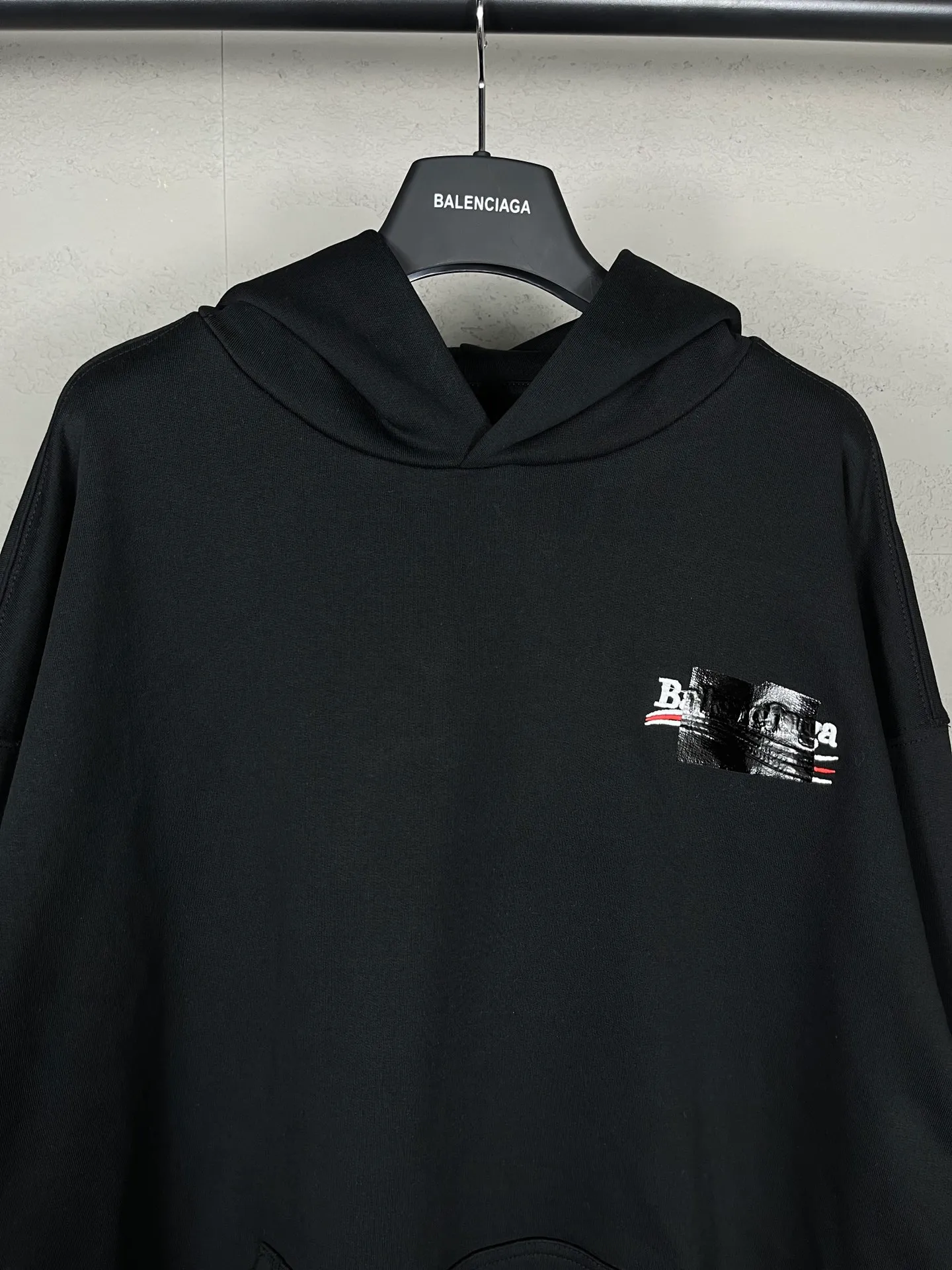 🅿️310 Actual pictures [Top version. Official website quality] BALENCI*GA/Paris #Classic. Coke embroidered black tape hooded sweatshirt. The fabric is made of Paris ZP custom-woven and dyed cotton sweatshirt. The weight is 450 grams. The cloth surface is clean. The cloth pattern is clear, soft and comfortable. The color fastness is good. It is not easy to change color. The threads are dyed with no color difference. The classic pattern embroidery uses an imported embroidery machine, and the embroidery thread color is based on the original color. It is produced based on the pictures in the Jubie market. The letters are clear. The three-dimensional effect is strong. The embroidered flowers are laminated on the finished product. The version adopts OS loose shoulder design. Same style for men and women. Code: BL238058 Color: black, off-white, smoky gray, red, brown Size: XS S M L