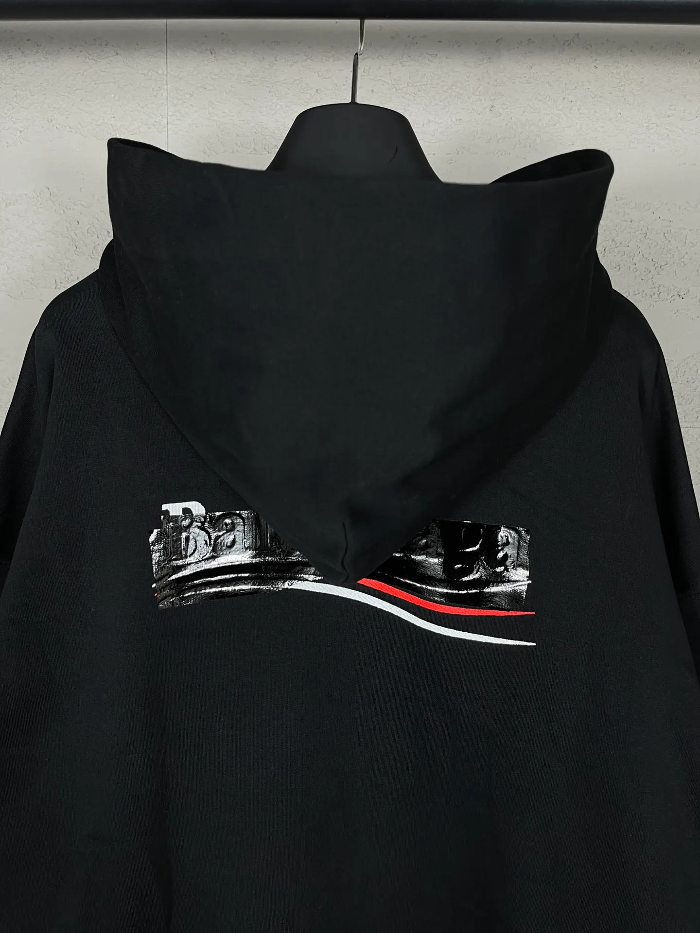 🅿️310 Actual pictures [Top version. Official website quality] BALENCI*GA/Paris #Classic. Coke embroidered black tape hooded sweatshirt. The fabric is made of Paris ZP custom-woven and dyed cotton sweatshirt. The weight is 450 grams. The cloth surface is clean. The cloth pattern is clear, soft and comfortable. The color fastness is good. It is not easy to change color. The threads are dyed with no color difference. The classic pattern embroidery uses an imported embroidery machine, and the embroidery thread color is based on the original color. It is produced based on the pictures in the Jubie market. The letters are clear. The three-dimensional effect is strong. The embroidered flowers are laminated on the finished product. The version adopts OS loose shoulder design. Same style for men and women. Code: BL238058 Color: black, off-white, smoky gray, red, brown Size: XS S M L
