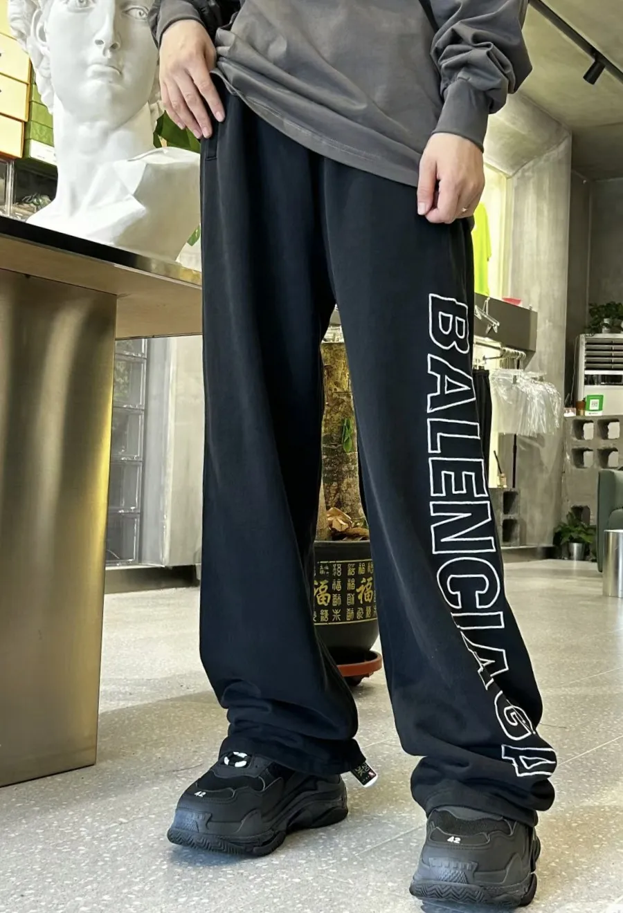 ♻️💯Upper body reference model picture❤️ Top version Balenciaga BLCG 23SS new side embroidered trousers, loose fit, same style for men and women. Color: black Size: XS S M L P: 376