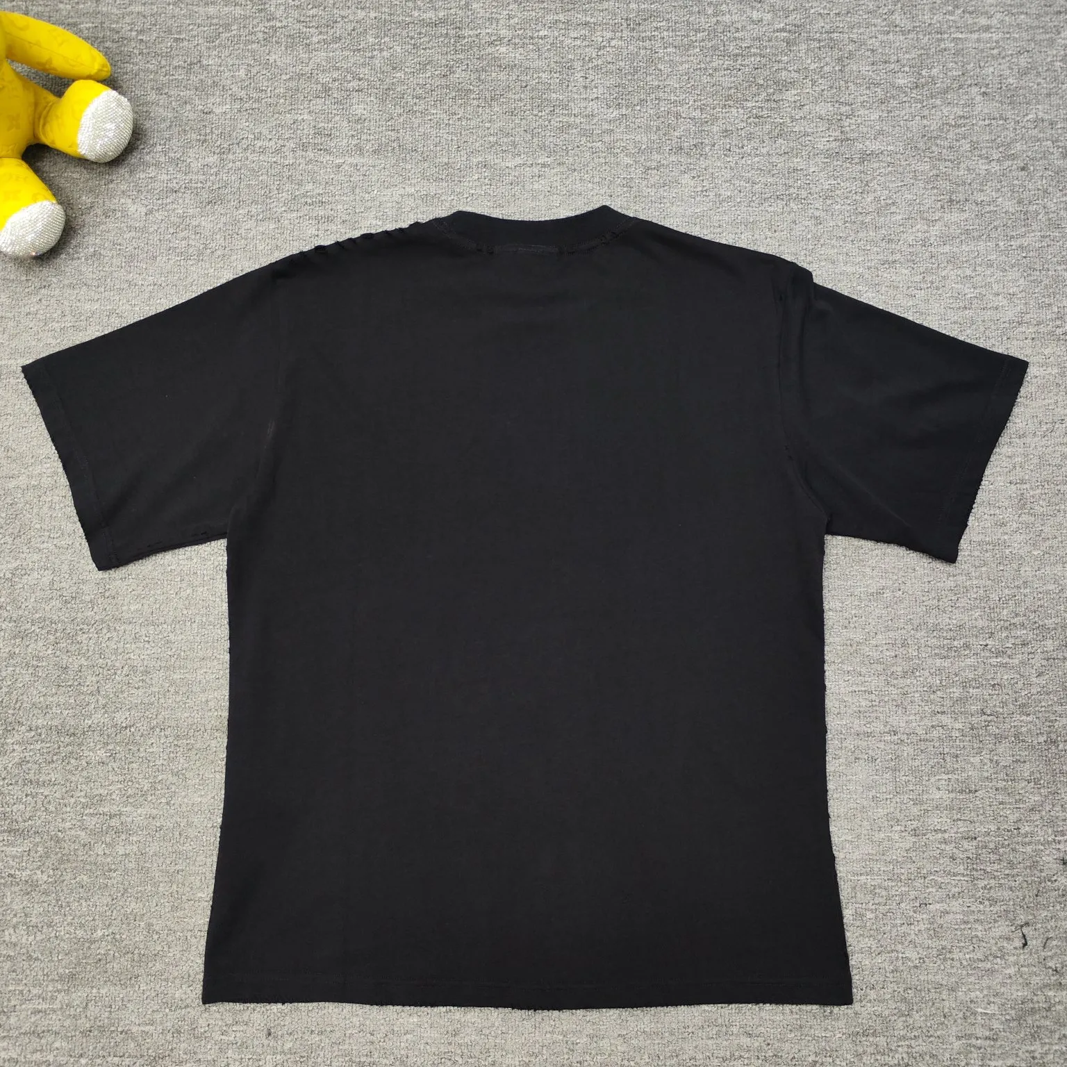 [New] Top version - BALENCIAGA - Bien foam printed round neck short sleeves, original development of custom-woven fabric technology and washed treatment. High gram weight 280 grams of fabric, full texture, clean cloth, soft and comfortable. Solona thread custom dyeing without color difference. Retro jersey fabric, unisex style, round neck short sleeves, front decorated with not been done art prints, destroyed washed fade effect, retro jersey fabric, using 15s fine cotton plain weave; matching 32s double yarn rack thread. Fine cotton fabrics usually have better moisture absorption, breathability, warmth retention and wear resistance, and are also softer and smoother. Vintage cotton fabric is a relatively thick cotton fabric with a retro-style tone, and has been carefully processed and processed to have excellent texture and performance. Due to fine processing, the fine cotton fabric is relatively light and thin, feels soft and comfortable, and fits the skin very well when worn. The front is decorated with not been done artwork printing, strong fastness anti-sublimation multi-color suede foam printing is a special printing process designed to provide high-strength printing effect and prevent color sublimation and diffusion. Made through precise formula and controlled process, it not only provides rich and full color effects, but also meets the fastness requirements, ensuring that it will not fade or be damaged easily. The foaming pulp has excellent foaming performance and can form a unique suede effect, which increases the softness and elasticity of the printing surface and makes the colors more vivid and layered. Drying and fixing are done through processes such as specific heating or UV curing. Make sure that the foaming pulp is tightly combined with the fabric to form a strong and elastic thin layer. High collar, oversize loose fit, oversize loose silhouette design, basic round neckline with dropped shoulder line, vertical pit woven code from top to bottom, collar, cuffs, and hem all have ruffles, and sleeve length is longer to highlight the details. The thickness of the ready-made garment is the same as the original version, and it is additionally shaped to make the upper body wider and not easily deformed. Color: pink black active white code number: XS-L P: 300