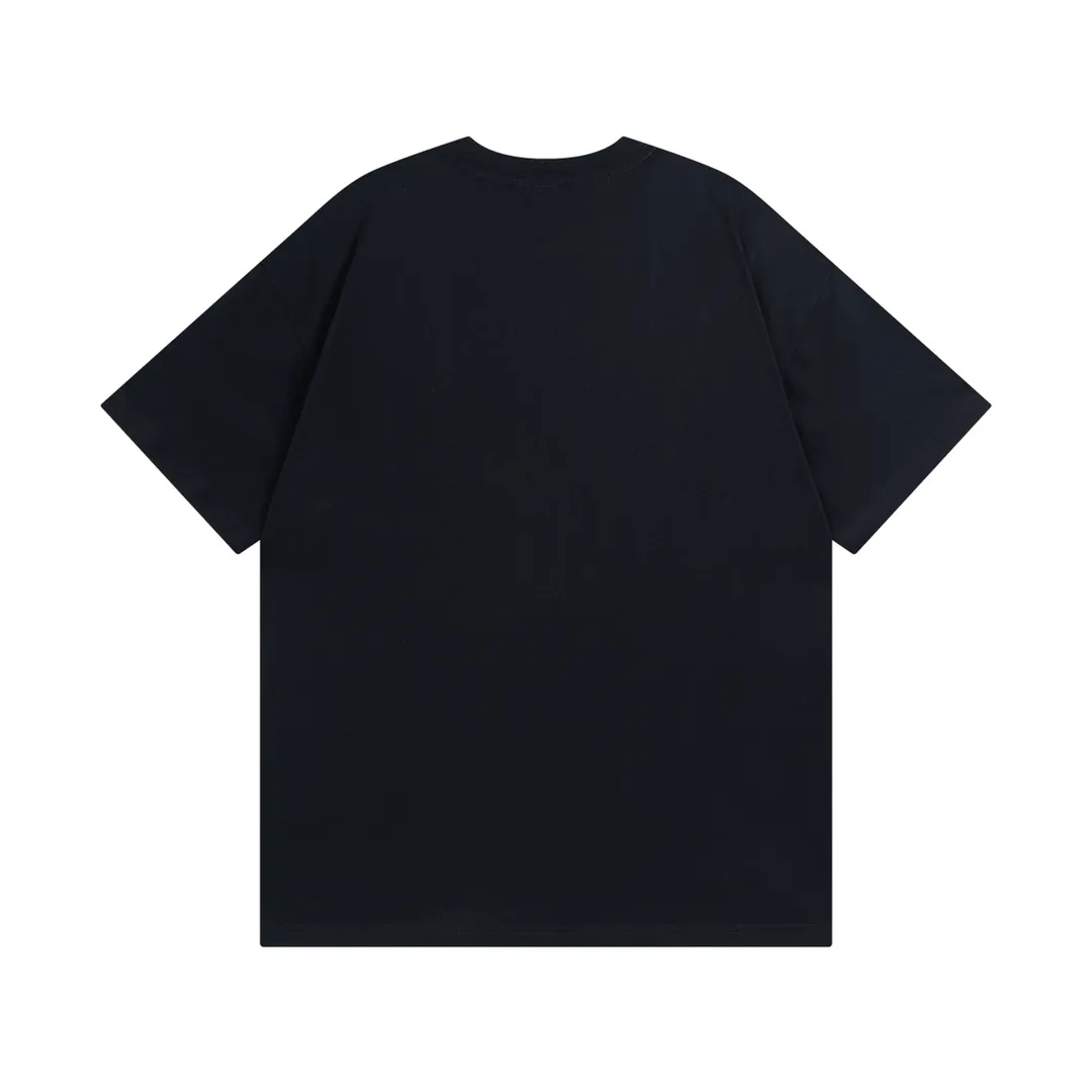 🅿️166 Detailed picture [Top version. Official website quality] BALENCI*GA/Paris BALENCI*GA# 2023 spring and summer new style, positive printed reverse mirror LOGO short-sleeved T-shirt. 2023 spring and summer new product. Brick cabinet synchronization. The fabric is made of Paris ZP custom-woven and dyed 100% cotton double yarn compact cotton. The weight is 260 grams, the cloth surface is clean. The cloth pattern is clear. Soft and comfortable. Good color fastness. Not easy to change color. The threads are woven and dyed with no color difference. The printing uses imported environmentally friendly rubber paddles, precision stencils, fine LOGO letters, clear letters, no burrs, and a three-dimensional effect. Restore brick cabinet. The version adopts OS loose shoulder version. Same style for men and women. Code: BL223081 Color: black, light gray, red. Size: XS to L