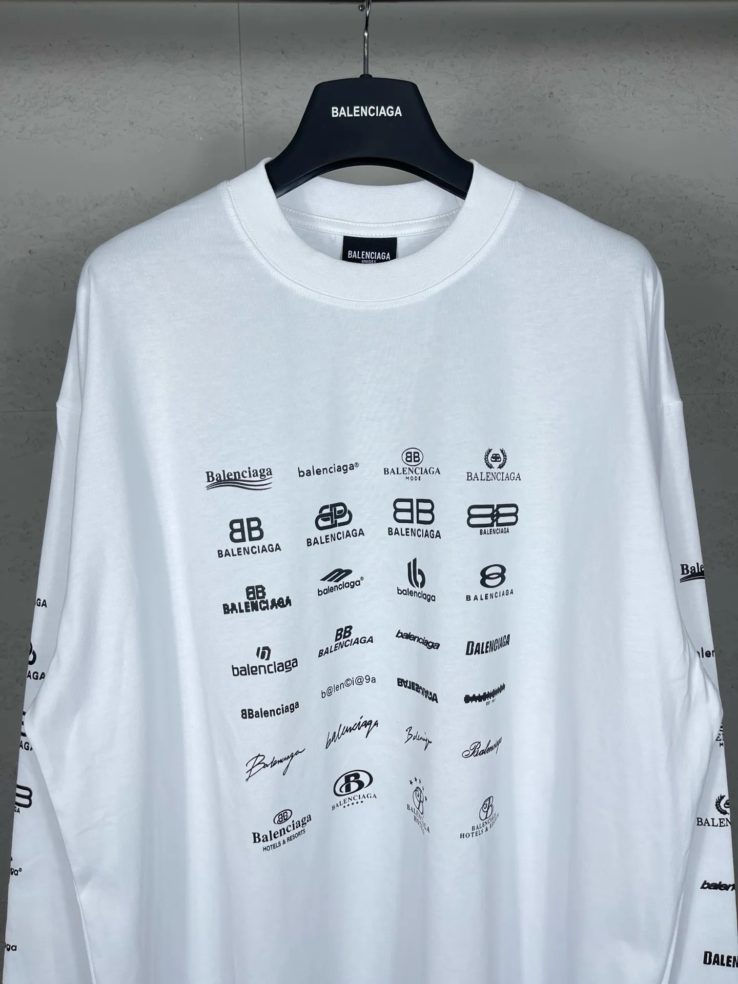 🅿️200 real photos [Top version. Official website quality] BALENCI*GA/Paris BALENCI*GA# 2024 spring and summer new style, printed with classic LOGO collection long-sleeved T-shirt. 2024 spring and summer new product. Brick cabinet synchronization. Welcome to compare. The fabric is made of Paris ZP custom-woven and dyed 100% cotton double yarn compact cotton. The weight is 260 grams, the cloth surface is clean, the cloth texture is clear, soft and comfortable. The color fastness is good. It is not easy to change color. The threads are woven and dyed with no color difference. The printing uses imported environmentally friendly rubber paddles, precision stencils, fine LOGO letters, clear letters, no burrs, and a three-dimensional effect. Restore brick cabinet. The version adopts OS loose shoulder style. Same style for men and women. Code: BL225005 Color: black, beige, pink, smoky gray, white Size: XS S M L
