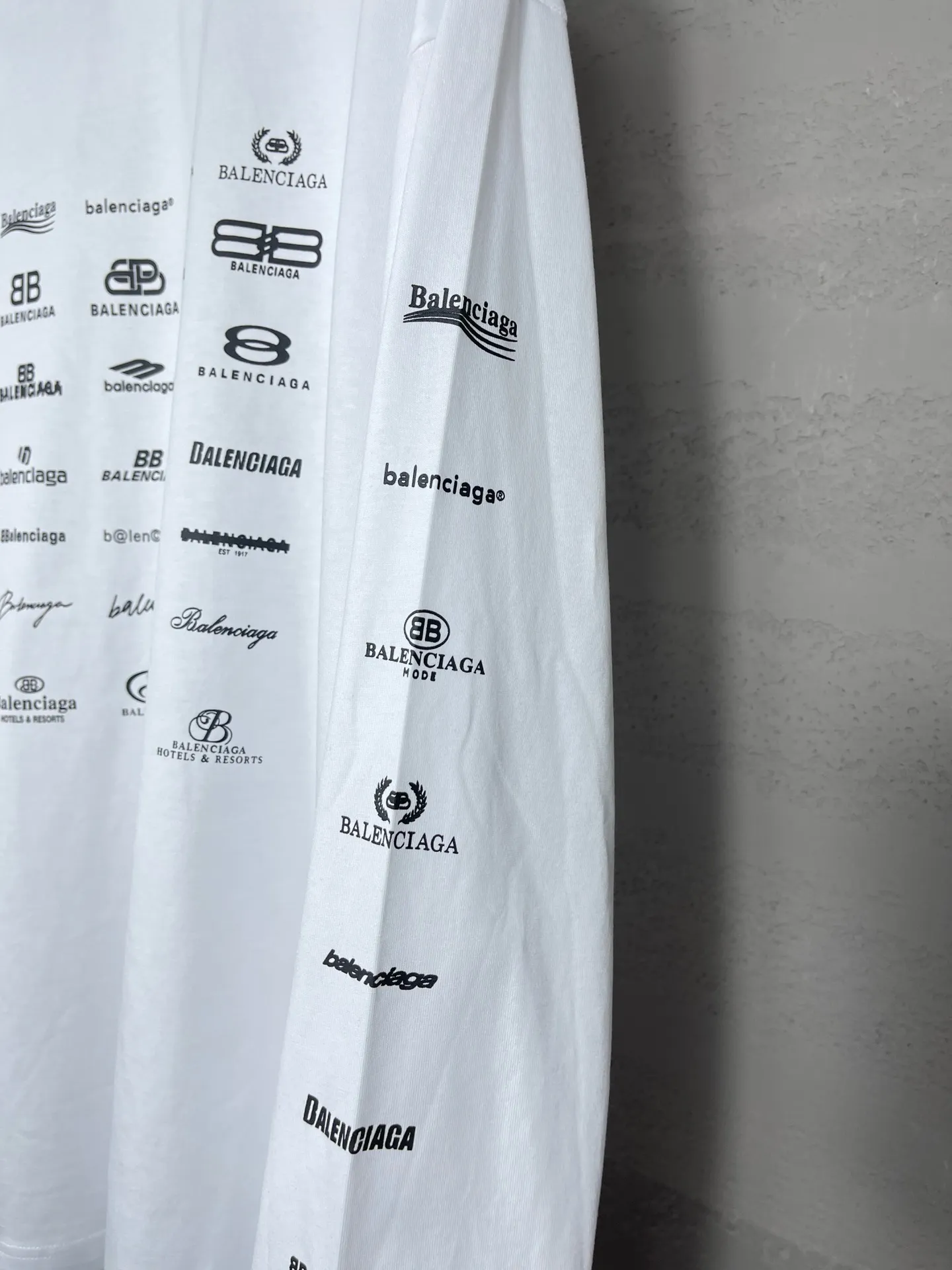 🅿️200 real photos [Top version. Official website quality] BALENCI*GA/Paris BALENCI*GA# 2024 spring and summer new style, printed with classic LOGO collection long-sleeved T-shirt. 2024 spring and summer new product. Brick cabinet synchronization. Welcome to compare. The fabric is made of Paris ZP custom-woven and dyed 100% cotton double yarn compact cotton. The weight is 260 grams, the cloth surface is clean, the cloth texture is clear, soft and comfortable. The color fastness is good. It is not easy to change color. The threads are woven and dyed with no color difference. The printing uses imported environmentally friendly rubber paddles, precision stencils, fine LOGO letters, clear letters, no burrs, and a three-dimensional effect. Restore brick cabinet. The version adopts OS loose shoulder style. Same style for men and women. Code: BL225005 Color: black, beige, pink, smoky gray, white Size: XS S M L