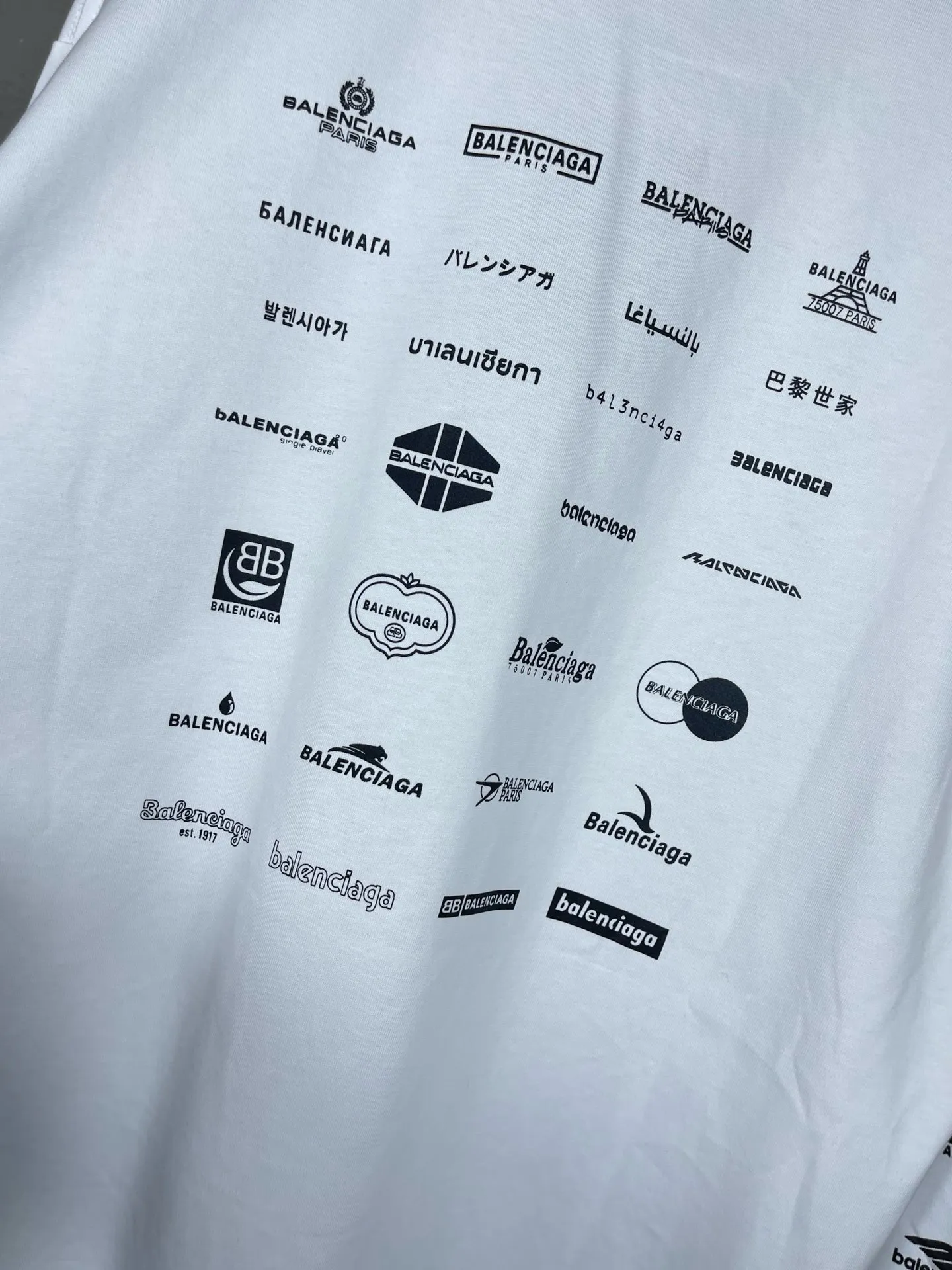 🅿️200 real photos [Top version. Official website quality] BALENCI*GA/Paris BALENCI*GA# 2024 spring and summer new style, printed with classic LOGO collection long-sleeved T-shirt. 2024 spring and summer new product. Brick cabinet synchronization. Welcome to compare. The fabric is made of Paris ZP custom-woven and dyed 100% cotton double yarn compact cotton. The weight is 260 grams, the cloth surface is clean, the cloth texture is clear, soft and comfortable. The color fastness is good. It is not easy to change color. The threads are woven and dyed with no color difference. The printing uses imported environmentally friendly rubber paddles, precision stencils, fine LOGO letters, clear letters, no burrs, and a three-dimensional effect. Restore brick cabinet. The version adopts OS loose shoulder style. Same style for men and women. Code: BL225005 Color: black, beige, pink, smoky gray, white Size: XS S M L