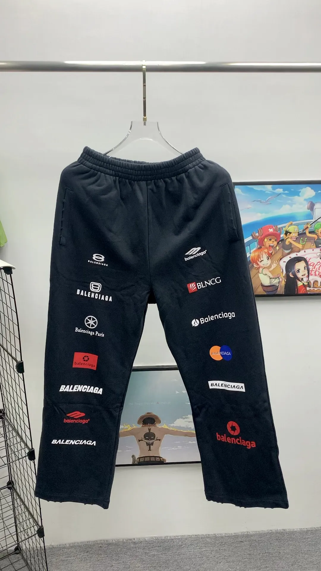 Frontal real-shot video————Top tested version [BALENCIAGA] Balenciaga 24FW new multi-logo printed ripped sweatpants - The fabric is made of Paris ZP custom-woven and dyed cotton terry fabric, weight 400 grams, clean cloth surface, clear cloth pattern, soft and comfortable, good color fastness, not easy to change color -It adopts custom weaving and dyeing without color difference, and the printing adopts digital direct printing and Kangli printing. The garment is old and worn, with ultra-high craftsmanship. The version adopts loose OS silhouette design. COLOR: black, off-white, SIZE: S M L P: 396
