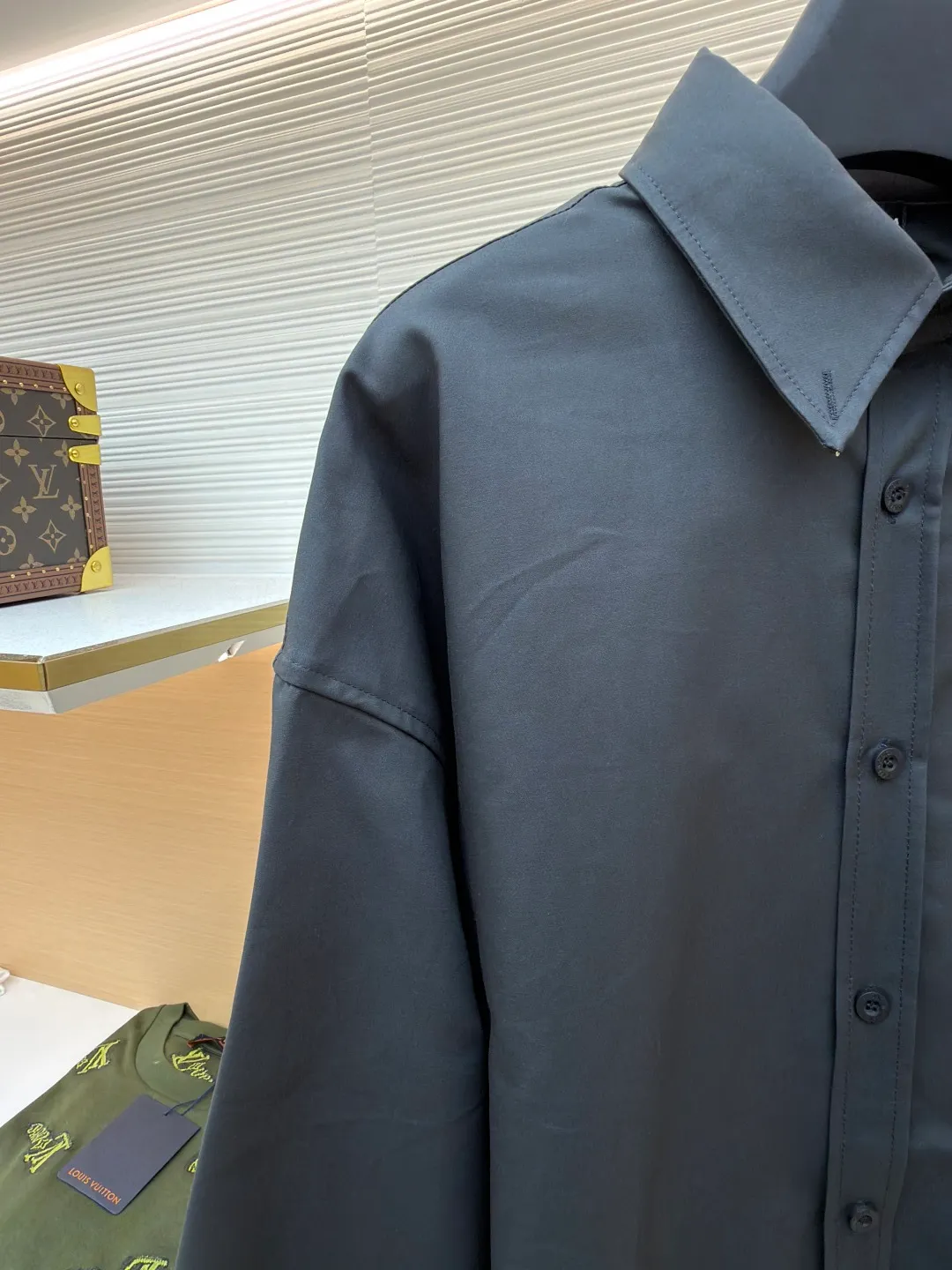 Balenciaga printed shirt jacket ●Original version: Purchased and developed for 4999 ●Item number: 1680882-B05 ●Material: thick-woven long-staple cotton fabric ●Technology: glue printing ●Version: loose version ●Weight: about 560 grams ●Size: 1-2-3 ●Description: Customized luxury double-sided thick-woven long-staple cotton. The different textures on both sides are consistent with the original version. The texture is visible to the naked eye. The upper body is three-dimensional and stylish. It is comfortable and soft to the body. The front panel is decorated with a homogeneous clean fit display and matched with the Balenciaga print embellishment on the back panel to make the stereotype of the shirt trendy and lively. It has both spontaneity and relaxation, and the sense of high-end is revealed, and fashion is born from this. The back is printed with thickened glue from an imported machine. By adjusting the thickness and formula of the glue, thickened glue printing can form a thicker printing layer on the surface of the fabric. The pattern is more vivid and three-dimensional. High-temperature printing machines are used for the ironing positions. High temperature and pressure are applied to the fabric through the synergy of the heating plate and the pressure roller to make the surface of the fabric smooth and crisp. Wear-resistant and resistant (exclusively for export assembly line shirt factories, first-line brand quality). The fabrics have been washed and have a better hand feel. It is not easy to deform and not easy to shrink. Not easy to fade and maintain long-lasting beauty. The overall wiring is straight and delicate, the fabric is comfortable and soft, and the color is consistent without color difference. It can be matched with the same style to create a fashionable look and control various occasions. Customized accessories, complete with three standards, same style for men and women!