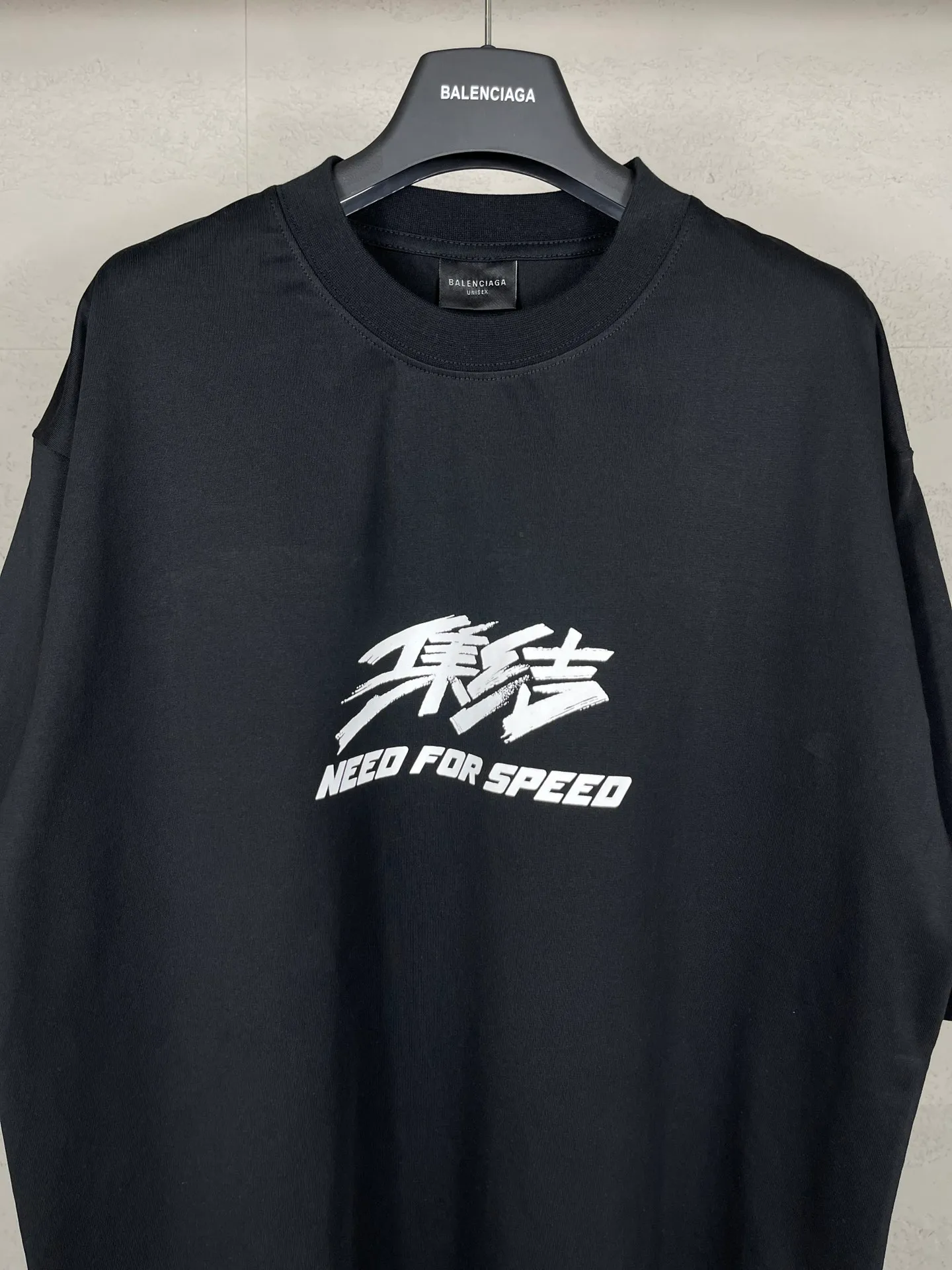 🅿️190 real photos [Top version. Official website quality] BALENCI*GA/Paris. SS24 new Balenciaga/Need for Speed: Assembled cooperation series. Front and rear direct-injection printed long-sleeved T-shirts. Brick cabinet synchronization. Genuine product developed at the first time, happy to print and compare! The fabric is made of Paris ZP custom-woven and dyed cotton double yarn. Weighing 260 grams, the cloth surface is clean. The cloth pattern is clear, soft and comfortable. The threads are dyed with no color difference. The printing is made of environmentally friendly imported materials with direct inkjet printing. The pattern letters are clear and the effect is three-dimensional. The version adopts OS loose shoulder style. Same style for men and women. Coding: BL223600 Color: black, white Size: XS S M L