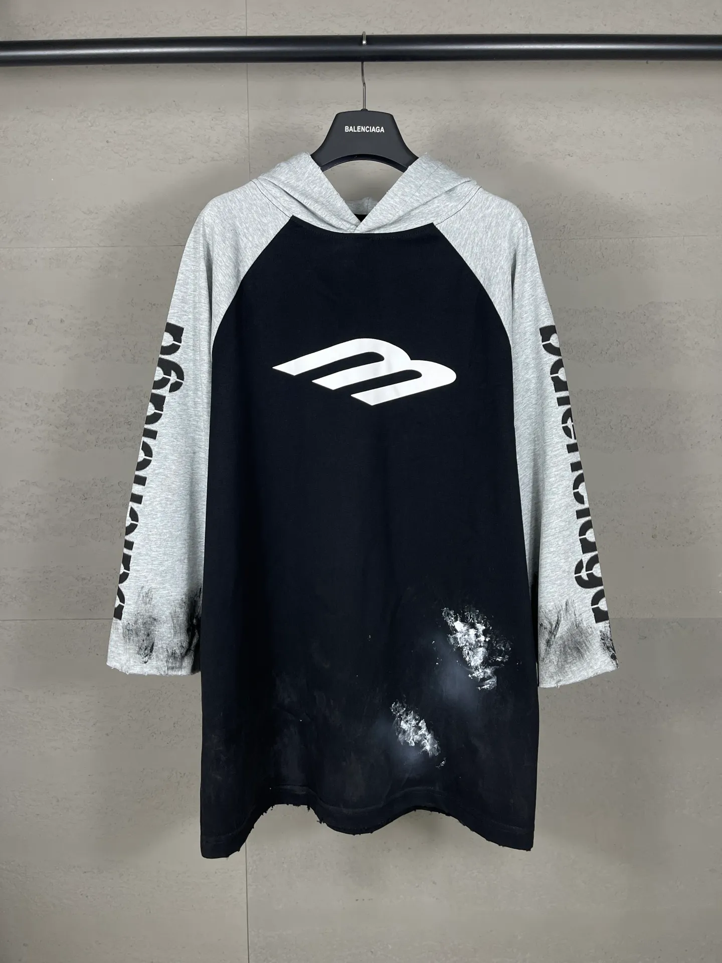 🅿️250 real photos [Top version. Official website quality] BALENCI*GA/Paris #2024 new style 3M letters classic print. Hand-painted. Graffiti. Worn and distressed. Three-quarter sleeve hooded long-sleeved T-shirt. #2024 Spring and Summer Brick Cabinet Synchronization Welcome to compare. The fabric is made of Paris ZP custom-woven and dyed cotton double yarn, with a weight of 260 grams. The cloth surface is clean. The cloth pattern is clear, soft and comfortable. The threads are dyed with no color difference. The classic letter LOGO is printed with imported environmentally friendly glue. The letters are clear and the effect is three-dimensional. Ready-to-wear hand-painted graffiti distressed. Extra heavy craftsmanship. Restore the brick cabinet, adopt the OS loose shoulder style. Same style for men and women. Code: BL225039 Color: Black Size: XS S M L