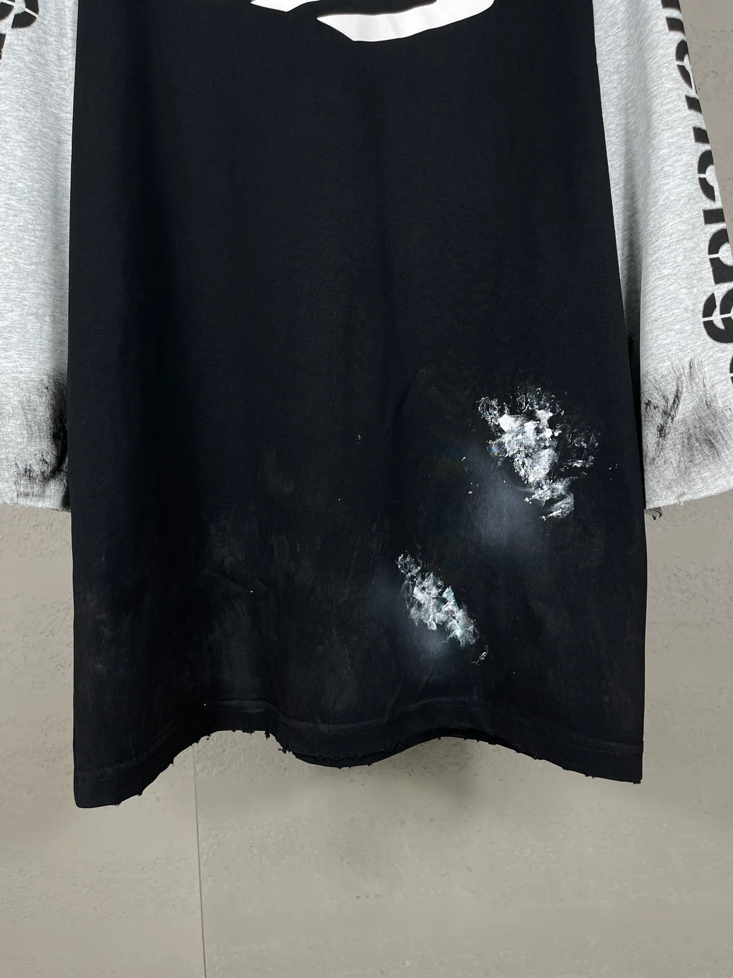 🅿️250 real photos [Top version. Official website quality] BALENCI*GA/Paris #2024 new style 3M letters classic print. Hand-painted. Graffiti. Worn and distressed. Three-quarter sleeve hooded long-sleeved T-shirt. #2024 Spring and Summer Brick Cabinet Synchronization Welcome to compare. The fabric is made of Paris ZP custom-woven and dyed cotton double yarn, with a weight of 260 grams. The cloth surface is clean. The cloth pattern is clear, soft and comfortable. The threads are dyed with no color difference. The classic letter LOGO is printed with imported environmentally friendly glue. The letters are clear and the effect is three-dimensional. Ready-to-wear hand-painted graffiti distressed. Extra heavy craftsmanship. Restore the brick cabinet, adopt the OS loose shoulder style. Same style for men and women. Code: BL225039 Color: Black Size: XS S M L