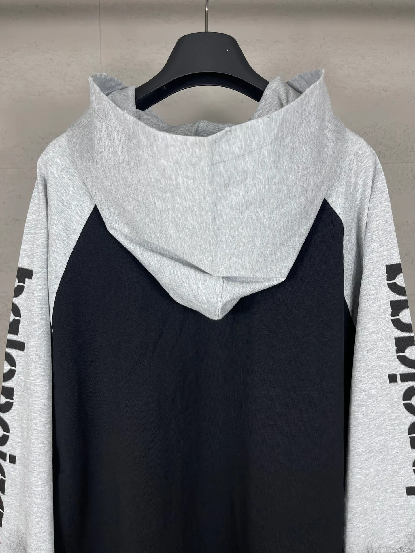 🅿️250 real photos [Top version. Official website quality] BALENCI*GA/Paris #2024 new style 3M letters classic print. Hand-painted. Graffiti. Worn and distressed. Three-quarter sleeve hooded long-sleeved T-shirt. #2024 Spring and Summer Brick Cabinet Synchronization Welcome to compare. The fabric is made of Paris ZP custom-woven and dyed cotton double yarn, with a weight of 260 grams. The cloth surface is clean. The cloth pattern is clear, soft and comfortable. The threads are dyed with no color difference. The classic letter LOGO is printed with imported environmentally friendly glue. The letters are clear and the effect is three-dimensional. Ready-to-wear hand-painted graffiti distressed. Extra heavy craftsmanship. Restore the brick cabinet, adopt the OS loose shoulder style. Same style for men and women. Code: BL225039 Color: Black Size: XS S M L