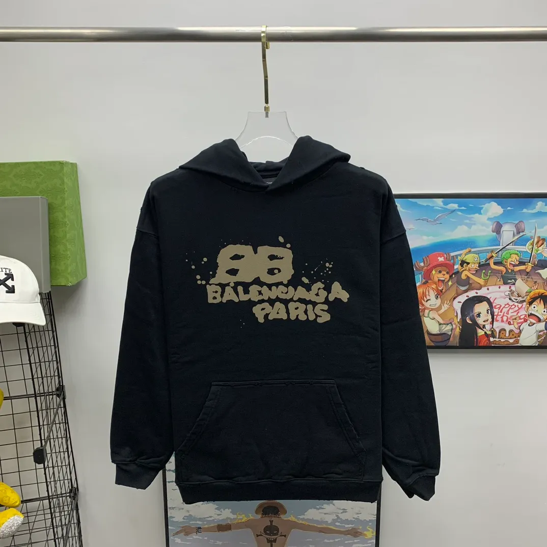 Top tested version BALENCIAGA/Balenciaga 2023 SS BB hand-painted graffiti printed hooded sweatshirt ✅No.1 quality in this market Real ceiling quality ✅All original development, pay attention to detail pictures to avoid stolen pictures and merchants mix them ✅Correct 450g custom-woven and dyed 100% cotton double yarn compact cotton fabric ✅Imported Kangli direct-injection printing color ZP consistent, clear and firm, no hand feel ✅Clear cloth texture Soft and comfortable thread adopts custom-woven and dyed without color difference ✅Overweight process The color fastness is good and the ZP is consistent. Let me explain why mine is a little more expensive than others. 1. It seems to be a simple printing or embroidery. In fact, it is not simple at all. 10000% imported machine restoration is not just lip service. You are welcome to compare with peers. 2. Each model is produced by the company. The details of the workmanship and fabrics are consistent with the original ones. There is no color difference between the ones at the counters. It is not scary to reproduce. Whoever is fake is embarrassed. It’s not shameful to make a replica, it’s shameful if you can’t buy the correct version if you make a replica. 3. Note that the threaded collars are all original collars of certain countries and regions, with high wrapping. The width of the neckline and cabinets are accurate to the millimeter. Thick necklines are not easy to deform. The collars of high-end products are all restored cabinets. They are different from the big collars in the world. Ordinary garbage short-sleeves are printed with a print. The clavicle of the upper body is exposed. Please be patient. Customers who have bought genuine products or have seen genuine products will come back to place orders again. This is quality. This is quality. 4. Different styles of washed wheat main wheat, including imported wheat, have different colors and codes. Really restore the counter. As we all know, Balenciaga's collar labels in each quarter have different English or different colors. This distinguishes fast food from the world's same-colored main wheat washed wheat. 5. Pay attention to the workmanship. The stitching at the neckline has no folds, smooth and natural without overlapping lines, and truly restores this. This is something that many people cannot do. 6. The fabric is made of 450g Paris-specific double yarn. No one can make better fabrics than my family. There's really no way to compare it with the ordinary version on the market. Respect it. It's genuine and costs several thousand yuan. Don't buy it. Quality 7. The workmanship is fully restored. The packaging is fully restored. The cost is huge. 8. I guarantee here that this is the highest quality you can find. Size: XS-S-M-L (the correct version is very large) Color: black P:450