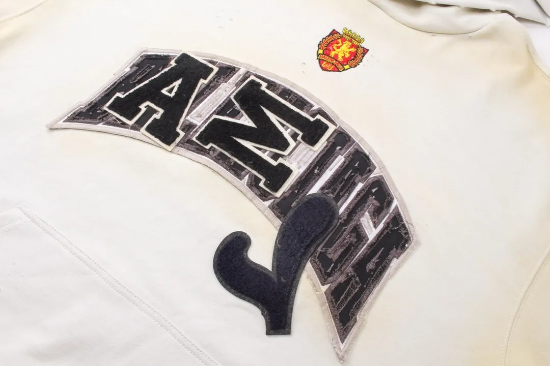 🅿️420 Detailed picture [Top version. Official website quality] BALENCI*GA/Paris co-branded Manchester United. 24 latest. Washed. Distressed. Worn. Inkjet-painted. Short-sleeved T-shirt # Embroidered seal. Heavy tattered. Top-notch board. Overweight craftsmanship. Welcome to compare. The fabric is made of Paris ZP custom-woven and dyed cotton sweatshirt. The weight is 450 grams. The cloth surface is clean. The cloth pattern is clear, soft and comfortable. The threads are dyed with no color difference. The front pattern embroidery is made with imported machine embroidery. The color of the chapter mark is the same. The embroidery and border are embroidered. The chapter mark is worn and distressed to match the brick cabinet. Ready-made clothes are washed and distressed. Painted with graffiti. The entire piece of clothing is restored with overweight craftsmanship. Jubie market produces pictures based on pictures. Welcome to compare. The version adopts OS loose shoulder design. Same style for men and women. Code: BL238061 Color: black, beige size: XS S M L