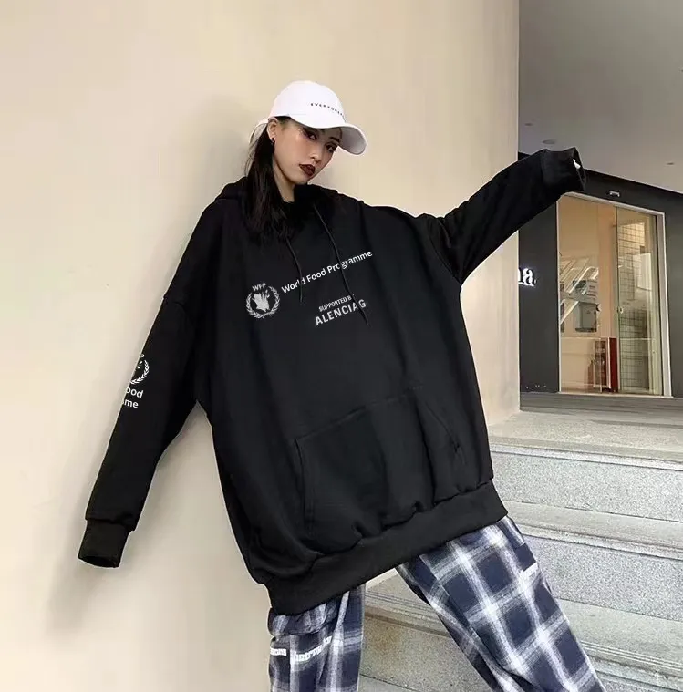 ♻️💯Reference model picture for the upper body❤️Top tested Balenciaga Balenciaga 22SS new WFP World Food Agency male and female couple star same style autumn and winter pure cotton hooded sweatshirt. The fabric is made of 480 grams of pure cotton terry material. It does not pill. It feels very good. Printed and dressed up dozens of times to achieve a 1:1 effect. They all use slurry imported from abroad. A proportion of foaming powder is added to the slurry to foam at high temperature. The printing embossing effect is very good, and the powder does not fall off or break. The front and rear panels are washable and environmentally friendly. The entire printing process takes a long time. The hem and cuffs are all customized threads. There is no error in dyeing in the same vat. The workmanship is perfect. The accessories are all customized. This year’s market hot trend has many Internet celebrities. The top is very trendy. The same style for men and women. OverSzie version. Color: Black White Size: XS-L P:450