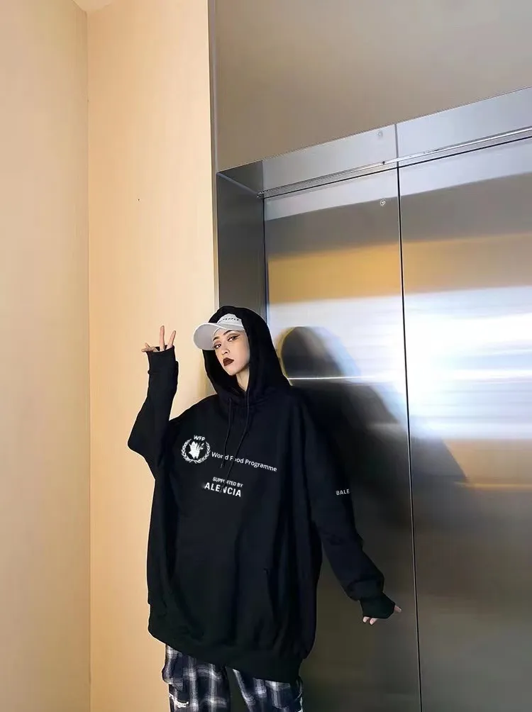 ♻️💯Reference model picture for the upper body❤️Top tested Balenciaga Balenciaga 22SS new WFP World Food Agency male and female couple star same style autumn and winter pure cotton hooded sweatshirt. The fabric is made of 480 grams of pure cotton terry material. It does not pill. It feels very good. Printed and dressed up dozens of times to achieve a 1:1 effect. They all use slurry imported from abroad. A proportion of foaming powder is added to the slurry to foam at high temperature. The printing embossing effect is very good, and the powder does not fall off or break. The front and rear panels are washable and environmentally friendly. The entire printing process takes a long time. The hem and cuffs are all customized threads. There is no error in dyeing in the same vat. The workmanship is perfect. The accessories are all customized. This year’s market hot trend has many Internet celebrities. The top is very trendy. The same style for men and women. OverSzie version. Color: Black White Size: XS-L P:450