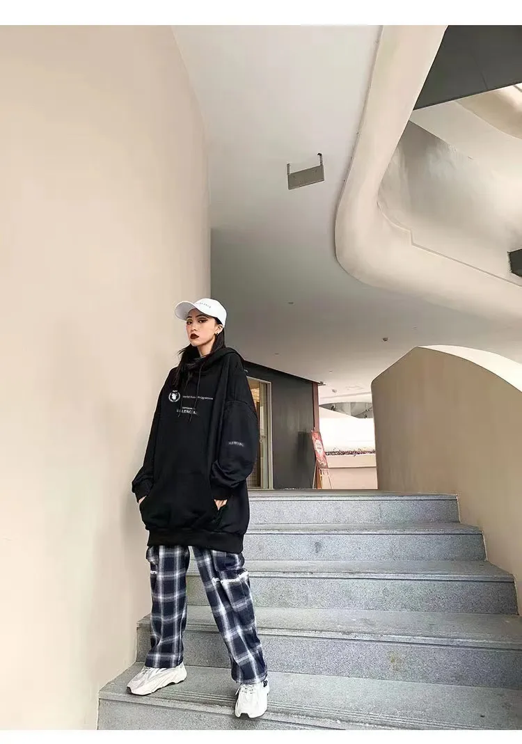 ♻️💯Reference model picture for the upper body❤️Top tested Balenciaga Balenciaga 22SS new WFP World Food Agency male and female couple star same style autumn and winter pure cotton hooded sweatshirt. The fabric is made of 480 grams of pure cotton terry material. It does not pill. It feels very good. Printed and dressed up dozens of times to achieve a 1:1 effect. They all use slurry imported from abroad. A proportion of foaming powder is added to the slurry to foam at high temperature. The printing embossing effect is very good, and the powder does not fall off or break. The front and rear panels are washable and environmentally friendly. The entire printing process takes a long time. The hem and cuffs are all customized threads. There is no error in dyeing in the same vat. The workmanship is perfect. The accessories are all customized. This year’s market hot trend has many Internet celebrities. The top is very trendy. The same style for men and women. OverSzie version. Color: Black White Size: XS-L P:450