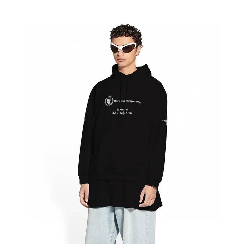 ♻️💯Reference model picture for the upper body❤️Top tested Balenciaga Balenciaga 22SS new WFP World Food Agency male and female couple star same style autumn and winter pure cotton hooded sweatshirt. The fabric is made of 480 grams of pure cotton terry material. It does not pill. It feels very good. Printed and dressed up dozens of times to achieve a 1:1 effect. They all use slurry imported from abroad. A proportion of foaming powder is added to the slurry to foam at high temperature. The printing embossing effect is very good, and the powder does not fall off or break. The front and rear panels are washable and environmentally friendly. The entire printing process takes a long time. The hem and cuffs are all customized threads. There is no error in dyeing in the same vat. The workmanship is perfect. The accessories are all customized. This year’s market hot trend has many Internet celebrities. The top is very trendy. The same style for men and women. OverSzie version. Color: Black White Size: XS-L P:450