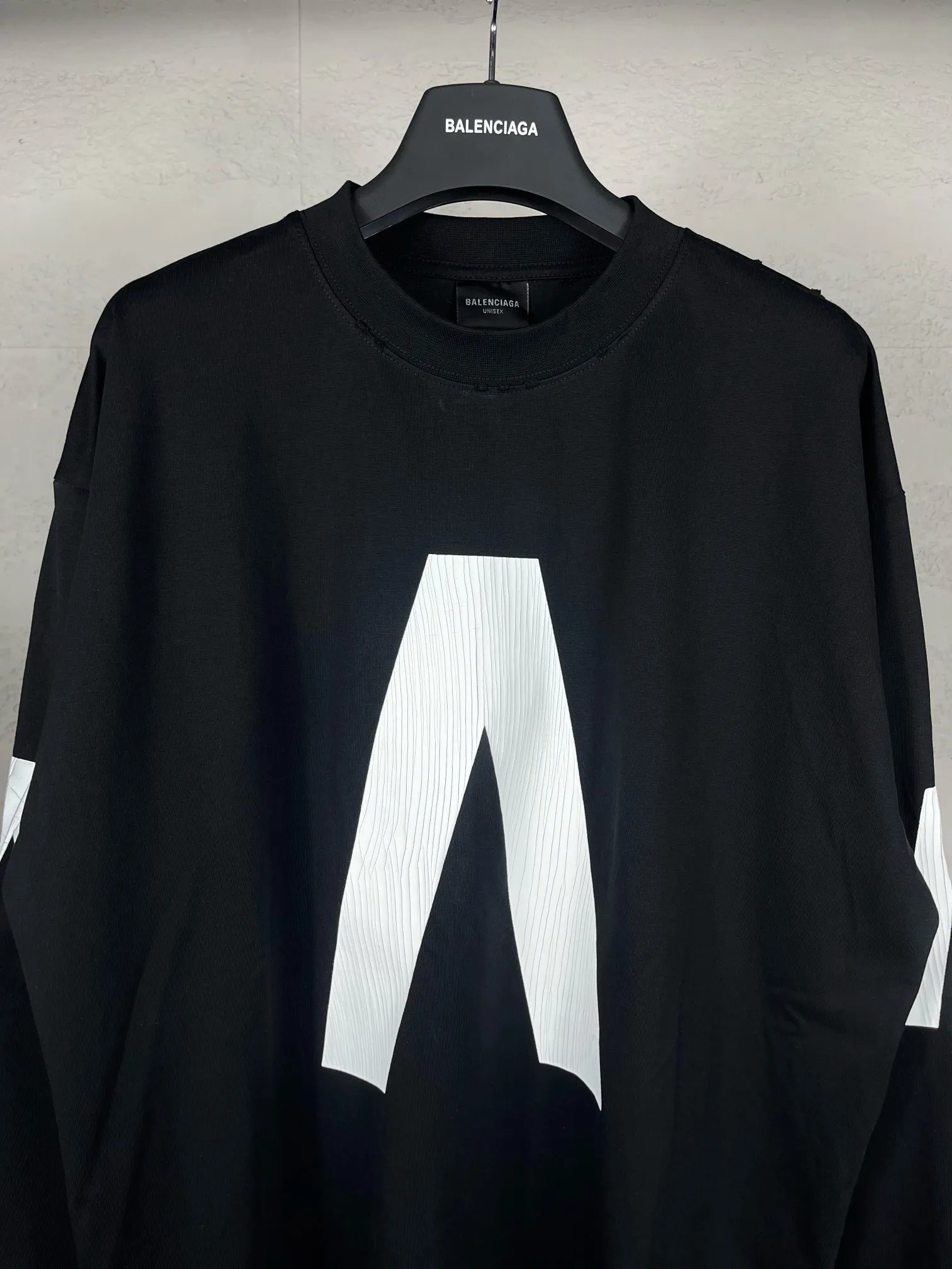🅿️240 detailed pictures [Top version. Official website quality] BALENCI*GA/Paris. 2024 latest global limited edition. BALENCIAGA joins forces with Archive to create a long-sleeved T-shirt. Crack printed washed distressed T-shirt. Overweight craftsmanship, brick cabinet synchronization. ⚠️Distinguish the market currency, genuine research and development, worn. The hand painting is consistent with ZP, and the printing uses imported cracked environmentally friendly glue. The garments are washed, worn and worn. The whole piece is designed with heavy craftsmanship. Comparisons welcome. The version adopts OS loose shoulder design. Same style for men and women. Code: BL235031 Color: black, off-white Size: XS S M L