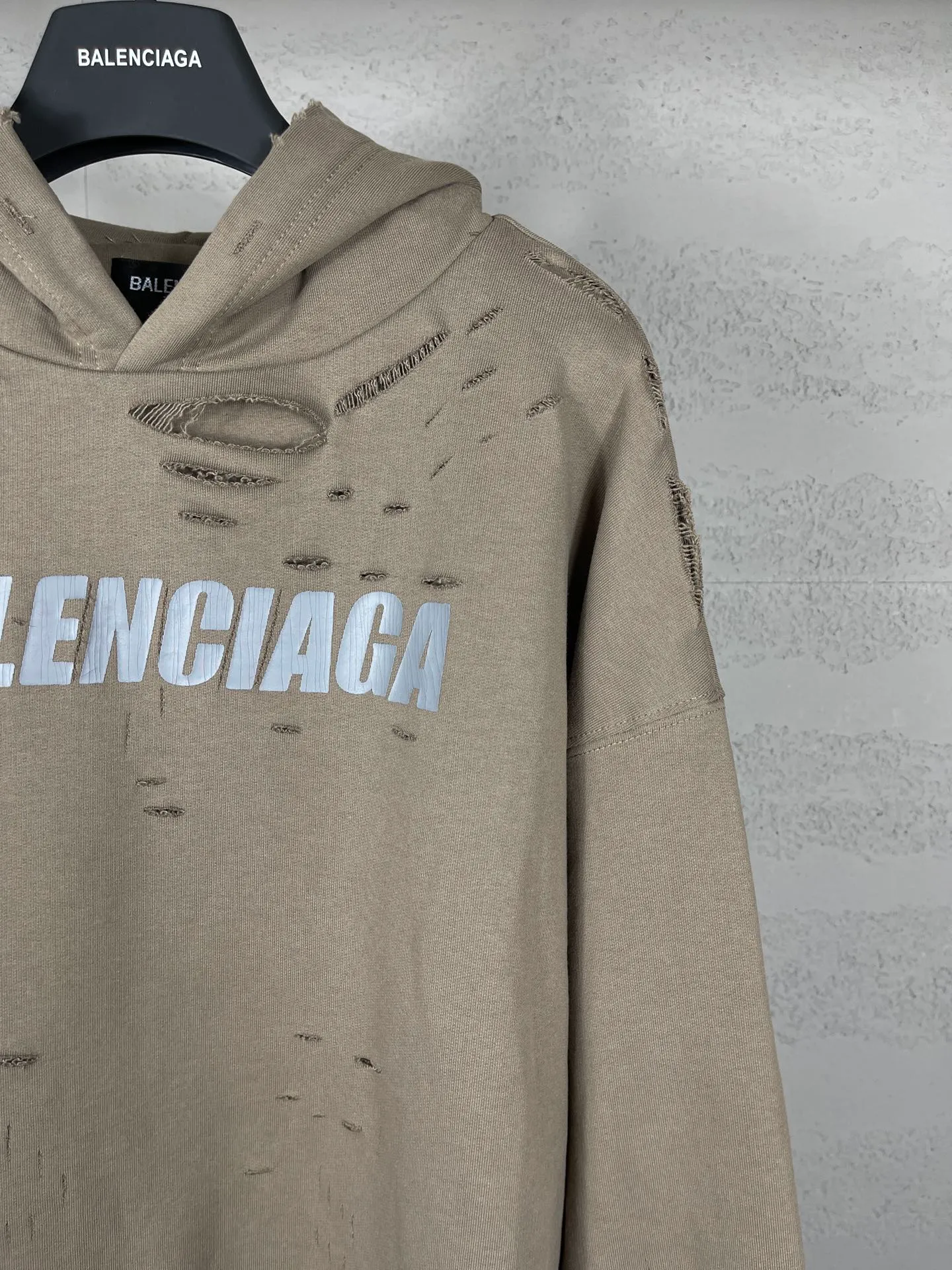 🅿️396 Actual pictures [Top version. Official website quality] BALENCI*GA/Paris. Classic style. 22SS #BALENCI*GA# Artistic ripped hole and velvet inner two-piece hooded sweatshirt. Autumn and winter brick cabinets are synchronized. Welcome to compare. The fabric is made of Paris ZP custom-woven and dyed cotton double yarn David coat with velvet lining. The fabric pattern is clear, soft and comfortable. The threads are woven and dyed with no color difference. The classic letter LOGO adopts precision stencils, imported environmentally friendly rubber paddles, and turtle crack printing, with a three-dimensional effect. Garment positioning art is worn with holes, and the hem is threaded. The brim of the hat and the pocket are hand-worn vintage. The brick cabinet is restored, and the version adopts the OS loose shoulder version. Same style for men and women Coding: BL238001 Color: black, white, blue, coffee, dark green, burgundy, purple Size: XS S M L