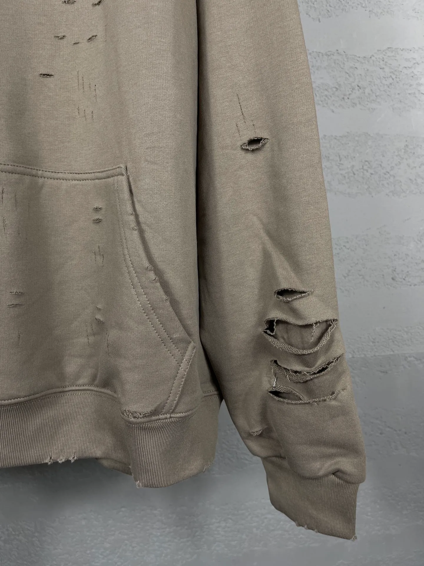 🅿️396 Actual pictures [Top version. Official website quality] BALENCI*GA/Paris. Classic style. 22SS #BALENCI*GA# Artistic ripped hole and velvet inner two-piece hooded sweatshirt. Autumn and winter brick cabinets are synchronized. Welcome to compare. The fabric is made of Paris ZP custom-woven and dyed cotton double yarn David coat with velvet lining. The fabric pattern is clear, soft and comfortable. The threads are woven and dyed with no color difference. The classic letter LOGO adopts precision stencils, imported environmentally friendly rubber paddles, and turtle crack printing, with a three-dimensional effect. Garment positioning art is worn with holes, and the hem is threaded. The brim of the hat and the pocket are hand-worn vintage. The brick cabinet is restored, and the version adopts the OS loose shoulder version. Same style for men and women Coding: BL238001 Color: black, white, blue, coffee, dark green, burgundy, purple Size: XS S M L