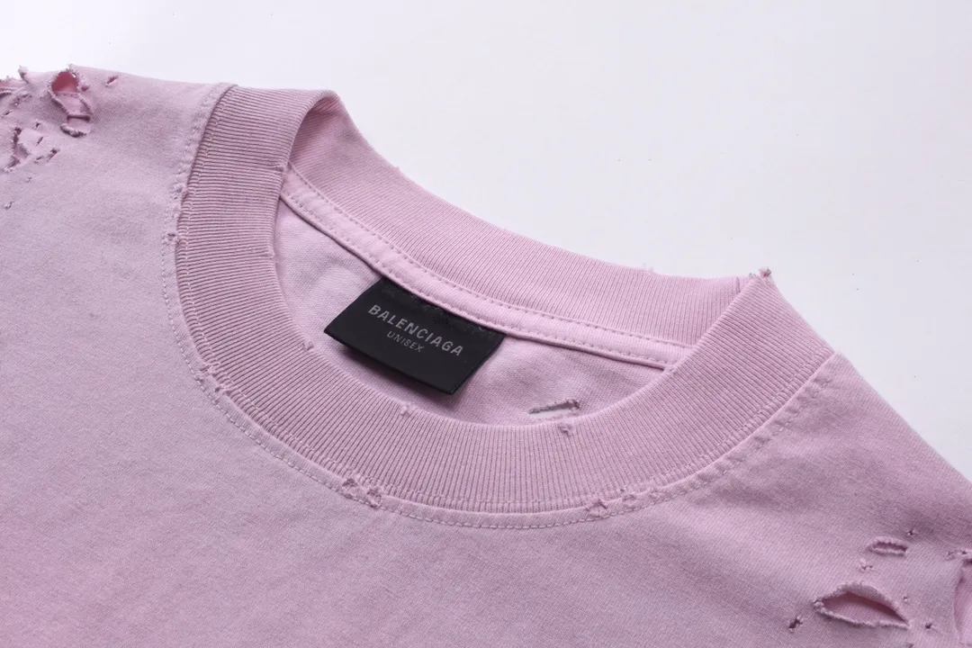🅿️200 (Pink prices vary) Detailed picture [Top version. Official website quality] BALENCI*GA/Paris. Back LOGO washed and worn series new T-shirt #2024 new style. The reverse stitching design is full of sense. The new LOGO crack printing is used on the back, and the ready-made garments are washed and worn. Pink garment printing. Notice! ️This original version is made of reverse stitching, worn and washed to make it old. It is the normal practice in Jubie market #2024 spring and summer brick cabinet synchronization. Welcome to compare. The fabric is made of Paris ZP custom-woven and dyed cotton double yarn, with a weight of 260 grams. The cloth surface is clean. The cloth pattern is clear, soft and comfortable. The threads are dyed with no color difference. The classic letter LOGO is printed with imported environmentally friendly glue. The letters are clear and the effect is three-dimensional. Restore the brick cabinet, adopt OS loose shoulder style. Same style for men and women. Code: BL223358 Color: black. Pink Size: XS to L