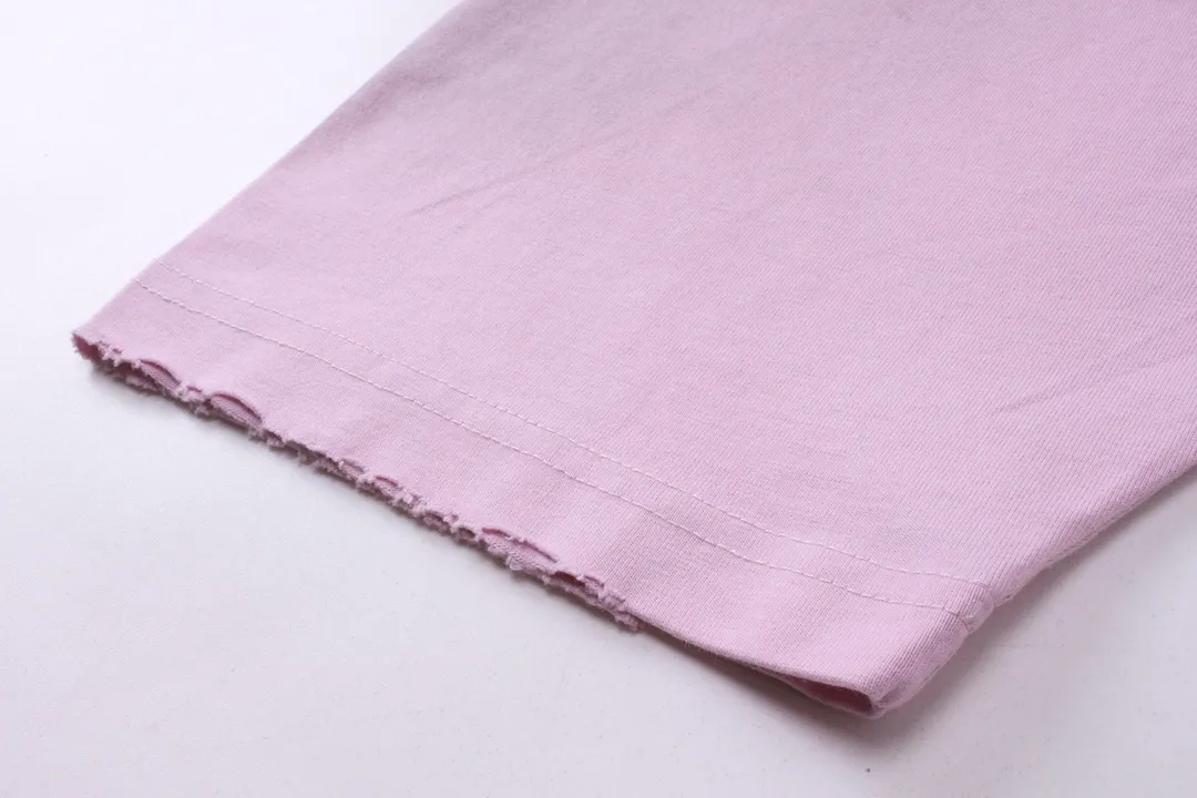 🅿️200 (Pink prices vary) Detailed picture [Top version. Official website quality] BALENCI*GA/Paris. Back LOGO washed and worn series new T-shirt #2024 new style. The reverse stitching design is full of sense. The new LOGO crack printing is used on the back, and the ready-made garments are washed and worn. Pink garment printing. Notice! ️This original version is made of reverse stitching, worn and washed to make it old. It is the normal practice in Jubie market #2024 spring and summer brick cabinet synchronization. Welcome to compare. The fabric is made of Paris ZP custom-woven and dyed cotton double yarn, with a weight of 260 grams. The cloth surface is clean. The cloth pattern is clear, soft and comfortable. The threads are dyed with no color difference. The classic letter LOGO is printed with imported environmentally friendly glue. The letters are clear and the effect is three-dimensional. Restore the brick cabinet, adopt OS loose shoulder style. Same style for men and women. Code: BL223358 Color: black. Pink Size: XS to L
