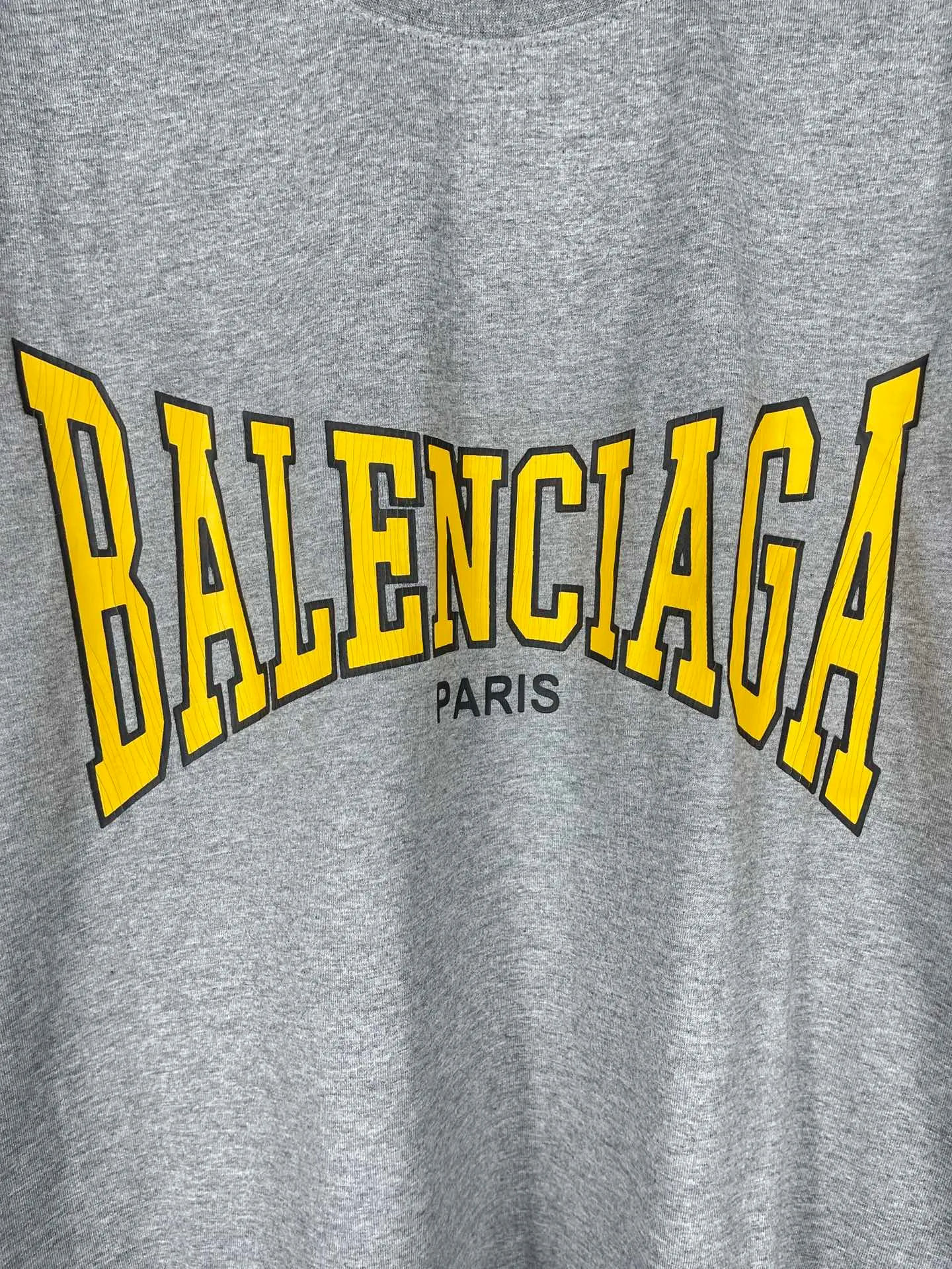 🅿️180 real photos [Top version. Official website quality] BALENCI*GA/Paris. SS25 latest style, classic LOGO art crack print short-sleeved T-shirt. Brick cabinet synchronization. Genuine product developed in the first time, happy to print and compare! The fabric is made of Paris ZP custom-woven and dyed cotton double yarn. Weighing 260 grams, the cloth surface is clean. The cloth pattern is clear, soft and comfortable. The threads are dyed with no color difference. The printing uses environmentally friendly imported crack printing materials. The letters are clear and the effect is three-dimensional. The version adopts OS loose shoulder design. Same style for men and women. Code: BL223608 Color: black, floral gray Size: XS S M L