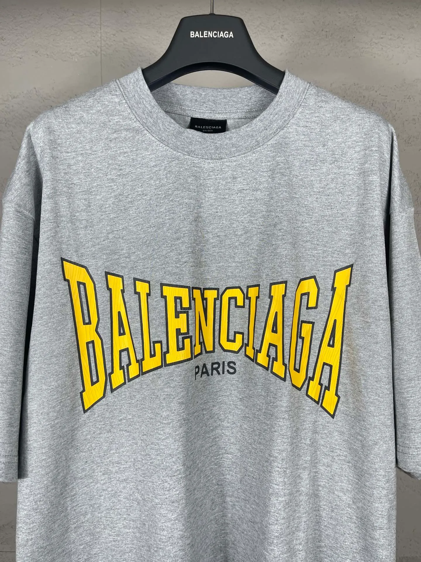 🅿️180 real photos [Top version. Official website quality] BALENCI*GA/Paris. SS25 latest style, classic LOGO art crack print short-sleeved T-shirt. Brick cabinet synchronization. Genuine product developed in the first time, happy to print and compare! The fabric is made of Paris ZP custom-woven and dyed cotton double yarn. Weighing 260 grams, the cloth surface is clean. The cloth pattern is clear, soft and comfortable. The threads are dyed with no color difference. The printing uses environmentally friendly imported crack printing materials. The letters are clear and the effect is three-dimensional. The version adopts OS loose shoulder design. Same style for men and women. Code: BL223608 Color: black, floral gray Size: XS S M L