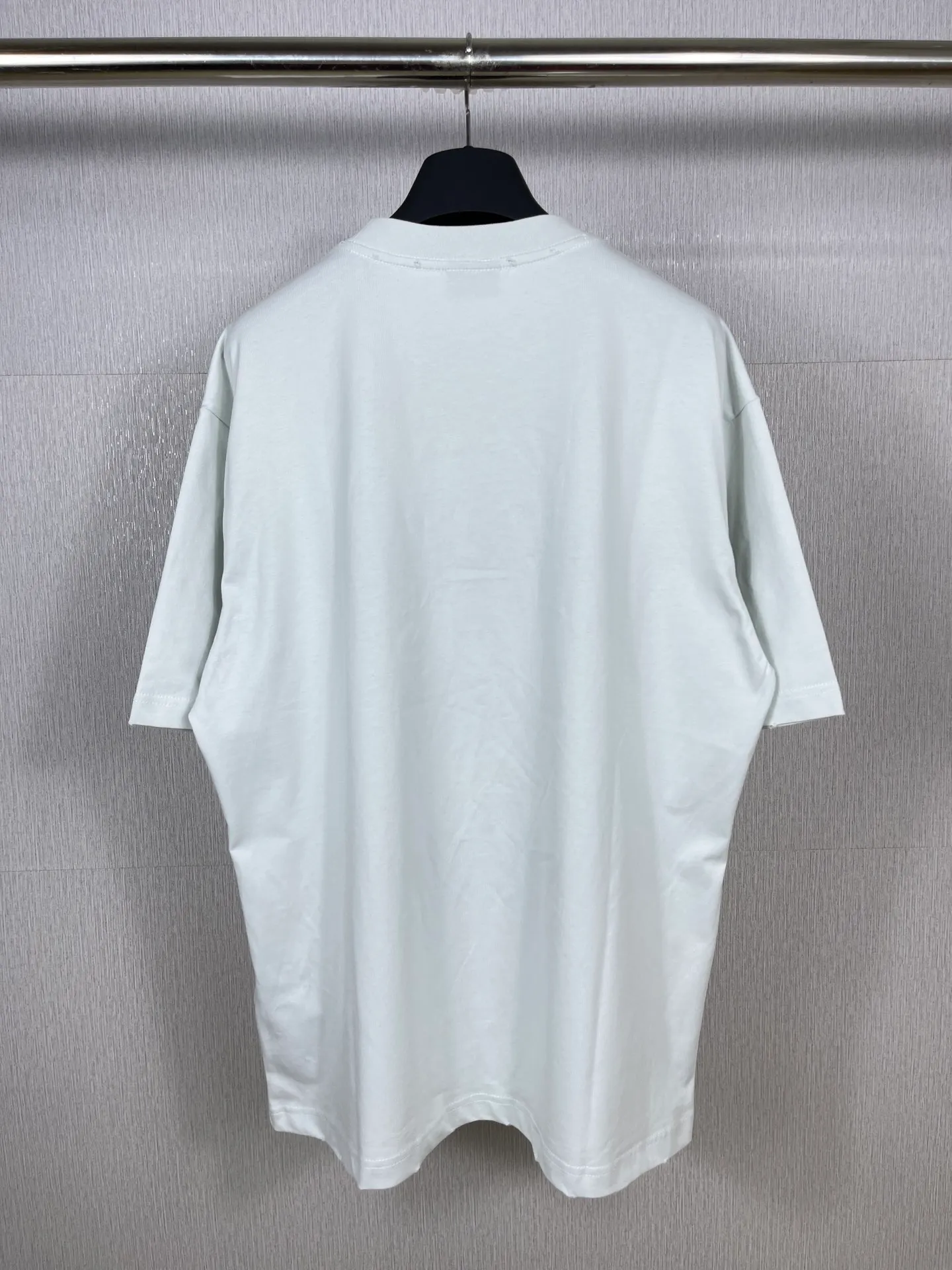 🅿️180 real photos [Top version. Official website quality] BALENCI*GA/Paris. 23 spring new style, crown wheat scissors foam printing technology. Ready-to-wear distressed washed short-sleeved T-shirt. Brick cabinet synchronization. The fabric is made of Paris ZP custom-woven and dyed 100% cotton double yarn compact cotton. The weight is 260 grams, the cloth surface is clean. The cloth pattern is clear, soft and comfortable. The threads are dyed with no color difference. The classic pattern is printed with environmentally friendly imported materials, hand-painted effect foam printing, the effect is three-dimensional and restores the brick cabinet. Different market currencies, welcome to compare. The version adopts OS loose shoulder design. Same style for men and women. Code: BL223100 Color: washed black, off-white Size: XS to L