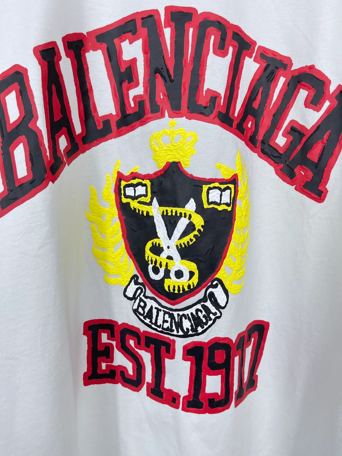 🅿️180 real photos [Top version. Official website quality] BALENCI*GA/Paris. 23 spring new style, crown wheat scissors foam printing technology. Ready-to-wear distressed washed short-sleeved T-shirt. Brick cabinet synchronization. The fabric is made of Paris ZP custom-woven and dyed 100% cotton double yarn compact cotton. The weight is 260 grams, the cloth surface is clean. The cloth pattern is clear, soft and comfortable. The threads are dyed with no color difference. The classic pattern is printed with environmentally friendly imported materials, hand-painted effect foam printing, the effect is three-dimensional and restores the brick cabinet. Different market currencies, welcome to compare. The version adopts OS loose shoulder design. Same style for men and women. Code: BL223100 Color: washed black, off-white Size: XS to L