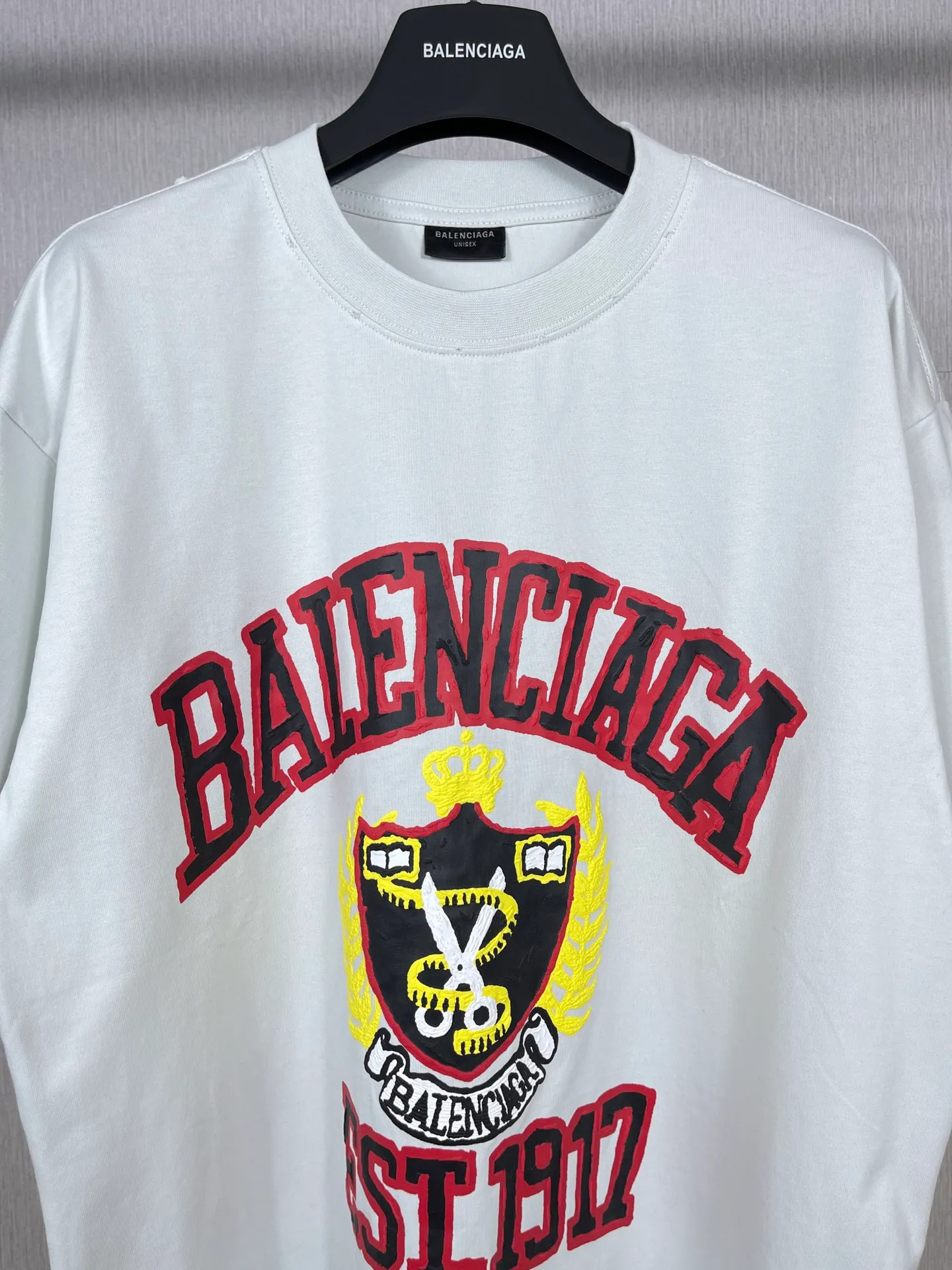 🅿️180 real photos [Top version. Official website quality] BALENCI*GA/Paris. 23 spring new style, crown wheat scissors foam printing technology. Ready-to-wear distressed washed short-sleeved T-shirt. Brick cabinet synchronization. The fabric is made of Paris ZP custom-woven and dyed 100% cotton double yarn compact cotton. The weight is 260 grams, the cloth surface is clean. The cloth pattern is clear, soft and comfortable. The threads are dyed with no color difference. The classic pattern is printed with environmentally friendly imported materials, hand-painted effect foam printing, the effect is three-dimensional and restores the brick cabinet. Different market currencies, welcome to compare. The version adopts OS loose shoulder design. Same style for men and women. Code: BL223100 Color: washed black, off-white Size: XS to L
