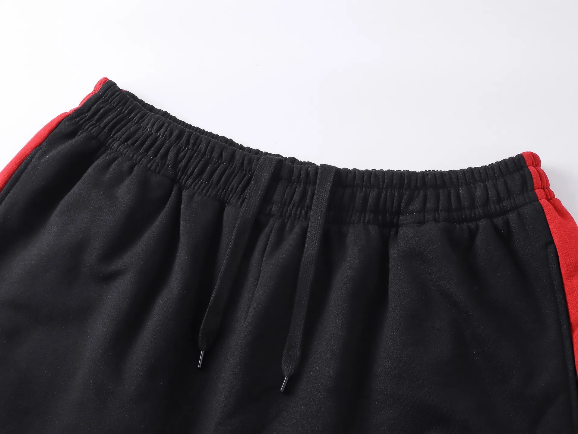 🅿️230 real photos [Top version. Official website quality] BALENCI*GA/26 new model. Paris co-branded Puma series patchwork embroidered shorts. Embroidered LOGO on the front left and right sides. Multicolor stitching on the sides. SS25 latest model. Research and development at the first time, different market currencies. Comparisons welcome. The fabric is made of Paris ZP custom-woven and dyed cotton sweatshirt, with a weight of 460 grams. The cloth surface is clean. The cloth pattern is clear, soft and comfortable. The embroidery is embroidered using imported Tajima embroidery machines. The letters are clear, the three-dimensional effect is strong, and there are no burrs. Jubie market currency. Welcome to compare. Same style for men and women Coding: BL257001 Color: Black Size: XS S M L