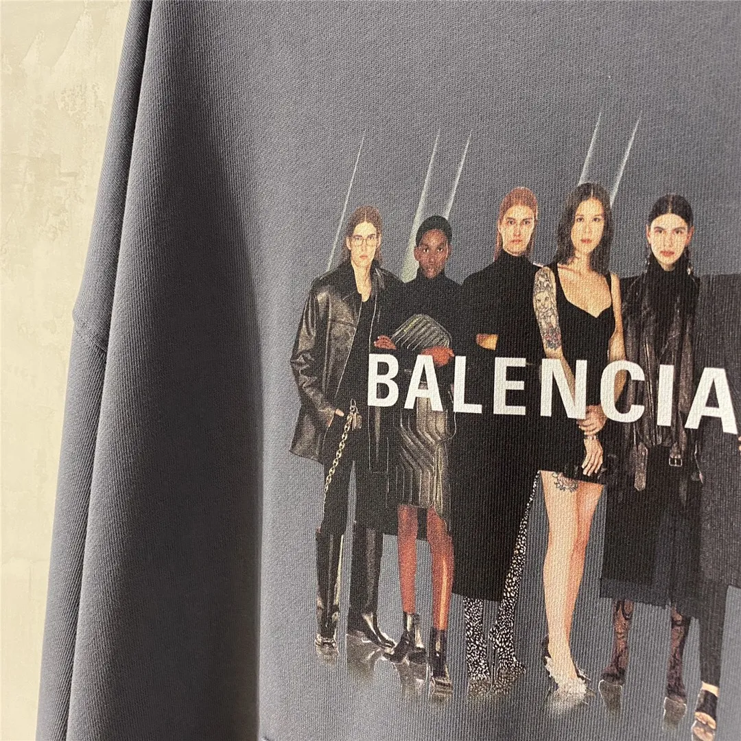 The certified version of BALENCIAGA Balenciaga portrait band B family hooded sweatshirt 1:1 restored replica version is a popular hot item in ins Xiaohongshu and a popular recommendation from Internet celebrity bloggers. The fabric is made of 480 grams of large terry cotton fabric, and has been pre-shrunk to a weight of about 520 grams. The original purchase is made and patterned, and the positioning and cutting process is used! Pure version! The imported Israeli Kornit digital direct-injection printing technology makes the reflection of characters three-dimensional and real. This is also the first place to look for identification. I make every piece of clothing with conscience and strive for excellence in every aspect. Just to sell a piece of clothing and retain a customer. Although our products are a little more expensive than others, the expensive money is kept in the clothes and is definitely not imported into my pocket.  Customized washable labels, bag labels, and collar labels. Can reach professional level.  Restore the 1:1 replica craftsmanship! B's new early autumn series, a very high-end series of single items for men and women!  Size: XS-L Color: Gray P:450