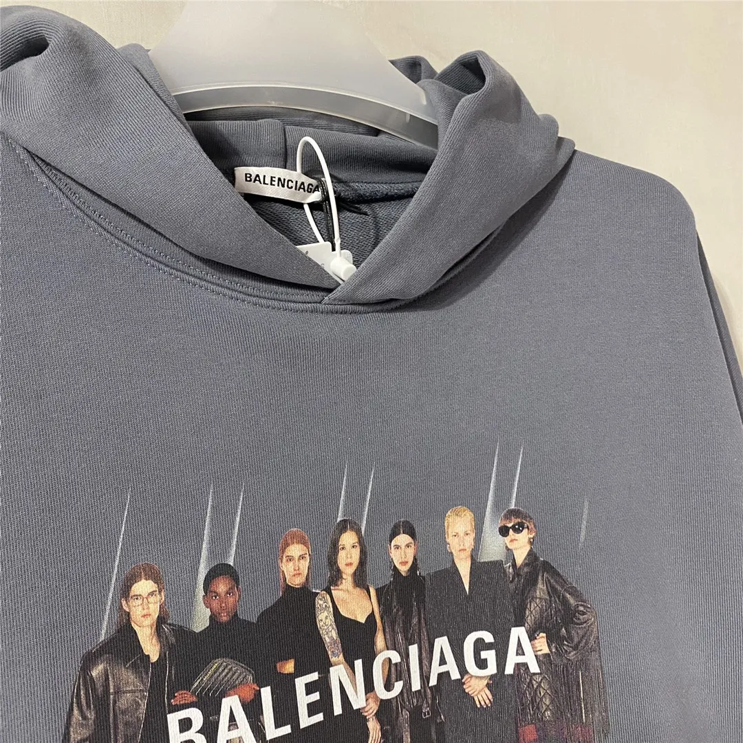 The certified version of BALENCIAGA Balenciaga portrait band B family hooded sweatshirt 1:1 restored replica version is a popular hot item in ins Xiaohongshu and a popular recommendation from Internet celebrity bloggers. The fabric is made of 480 grams of large terry cotton fabric, and has been pre-shrunk to a weight of about 520 grams. The original purchase is made and patterned, and the positioning and cutting process is used! Pure version! The imported Israeli Kornit digital direct-injection printing technology makes the reflection of characters three-dimensional and real. This is also the first place to look for identification. I make every piece of clothing with conscience and strive for excellence in every aspect. Just to sell a piece of clothing and retain a customer. Although our products are a little more expensive than others, the expensive money is kept in the clothes and is definitely not imported into my pocket.  Customized washable labels, bag labels, and collar labels. Can reach professional level.  Restore the 1:1 replica craftsmanship! B's new early autumn series, a very high-end series of single items for men and women!  Size: XS-L Color: Gray P:450