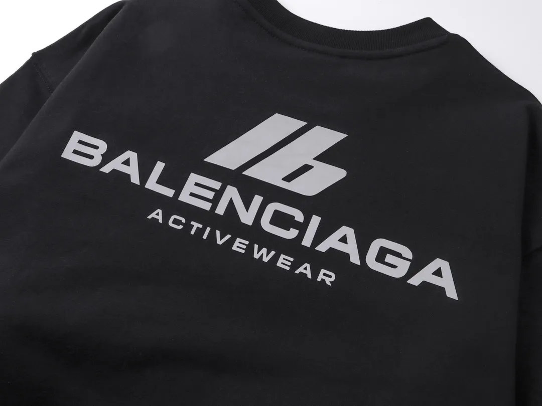 🅿️270 real photos [Top version. Official website quality] BALENCI*GA/Paris. 2024 new model. Front and rear LOGO reflective letter round neck sweatshirt, brick cabinet synchronization. Genuine product developed at the first time, welcome to compare! The fabric is made of Paris ZP custom-woven and dyed cotton terry sweatshirt. Weighing 460 grams, the cloth surface is clean. The cloth pattern is clear, soft and comfortable. The threads are dyed with no color difference. Get reflective film beforehand. The effect will be three-dimensional. Restore the brick cabinet. Different market currency, welcome to compare, the version adopts OS loose shoulder version. Same style for men and women Coding: BL235580 Color: black, off-white Size: XS S M L