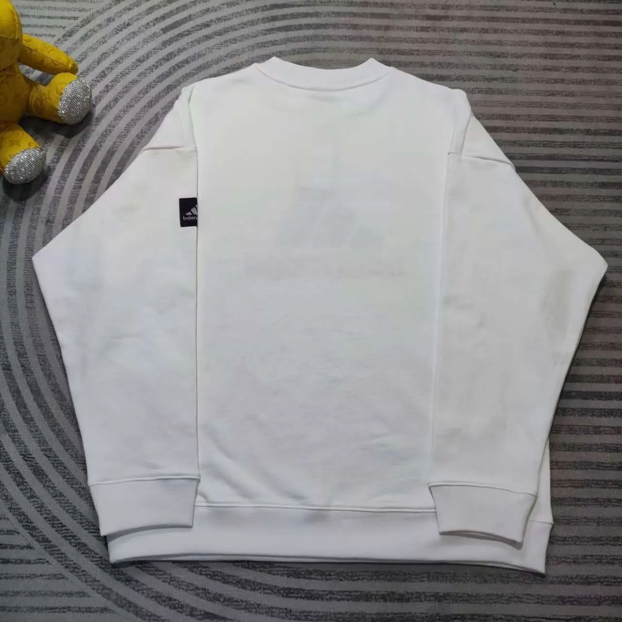 [New arrival] Balenciaga x Adidas joint logo embroidered round neck sweatshirt. The embroidery is embroidered with an imported Tajima embroidery machine, with a three-dimensional effect. Clear lines. No rough edges and miscellaneous threads. Ultra-high-tech embroidery. It uses 26 counts of combed cotton + 10 counts of 100% cotton. The gram weight is 480g. The fabric is made of high-quality domestic Xinjiang cotton yarn. Xinjiang cotton is recognized as a superior material among domestic cotton. The fabric is woven with the internationally recognized Fukuhara knitting machine. The fabric has clear texture, good resilience, strong wrinkle resistance, good wear resistance and breathability, and is close to the skin. It is not easy to loosen and has a long-lasting widening effect. The fabric has good gloss, strength, good wear resistance, low shrinkage, and a good skeleton feel. The pure cotton cloth is produced by air flow liquid cylinder. The environmentally friendly dyeing meets the national first-class product requirements. It is not easy to fade and is not prone to creases and claw marks. The version is well-fitting and can be worn all year round. The sewing machine needle uses No. 9 round-headed needles. It does not puncture or break the fibers of the fabric. The density of the thread is 3CM/14 needles. It is tight, not loose and not sparse. The sewing thread uses imported oil-proof treated thread, and there will be no oil stains. Kanche is imported with a silver sword and does not eat cloth. No more fabric left, full brand and high-quality feel Color: White Size: 1-4 P:450