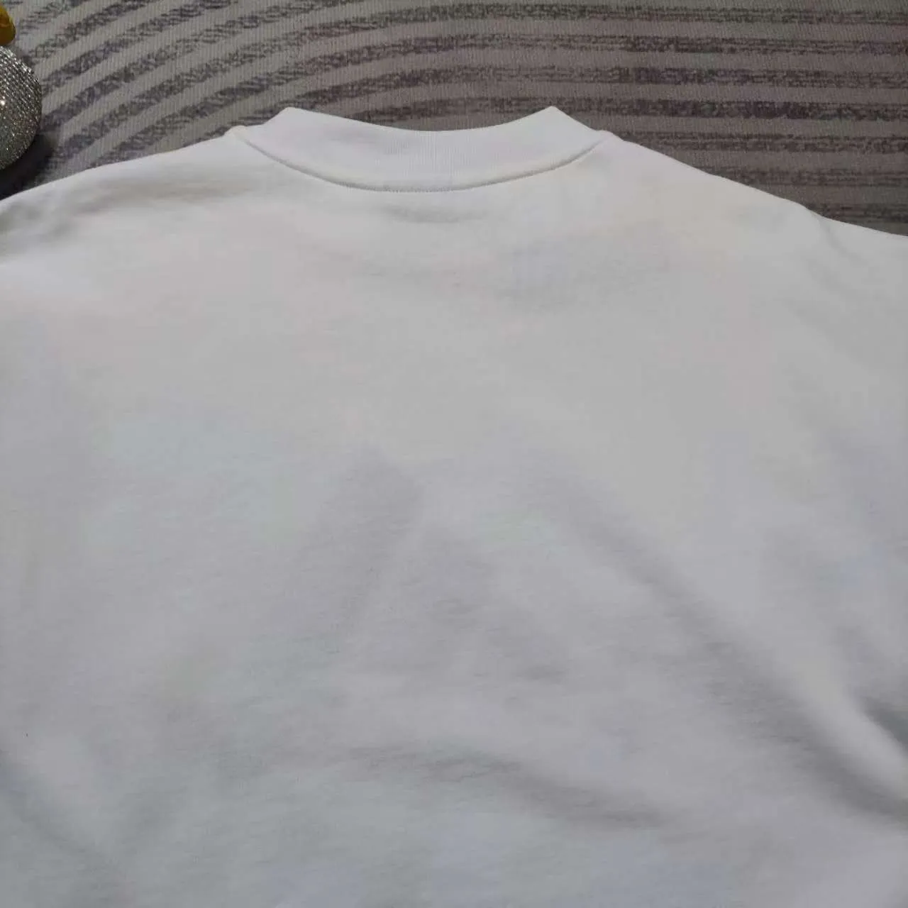 [New arrival] Balenciaga x Adidas joint logo embroidered round neck sweatshirt. The embroidery is embroidered with an imported Tajima embroidery machine, with a three-dimensional effect. Clear lines. No rough edges and miscellaneous threads. Ultra-high-tech embroidery. It uses 26 counts of combed cotton + 10 counts of 100% cotton. The gram weight is 480g. The fabric is made of high-quality domestic Xinjiang cotton yarn. Xinjiang cotton is recognized as a superior material among domestic cotton. The fabric is woven with the internationally recognized Fukuhara knitting machine. The fabric has clear texture, good resilience, strong wrinkle resistance, good wear resistance and breathability, and is close to the skin. It is not easy to loosen and has a long-lasting widening effect. The fabric has good gloss, strength, good wear resistance, low shrinkage, and a good skeleton feel. The pure cotton cloth is produced by air flow liquid cylinder. The environmentally friendly dyeing meets the national first-class product requirements. It is not easy to fade and is not prone to creases and claw marks. The version is well-fitting and can be worn all year round. The sewing machine needle uses No. 9 round-headed needles. It does not puncture or break the fibers of the fabric. The density of the thread is 3CM/14 needles. It is tight, not loose and not sparse. The sewing thread uses imported oil-proof treated thread, and there will be no oil stains. Kanche is imported with a silver sword and does not eat cloth. No more fabric left, full brand and high-quality feel Color: White Size: 1-4 P:450