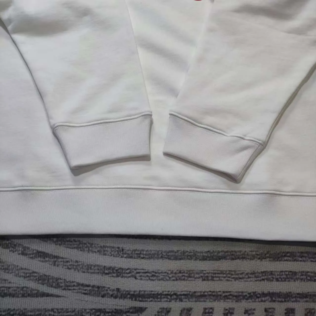 [New arrival] Balenciaga x Adidas joint logo embroidered round neck sweatshirt. The embroidery is embroidered with an imported Tajima embroidery machine, with a three-dimensional effect. Clear lines. No rough edges and miscellaneous threads. Ultra-high-tech embroidery. It uses 26 counts of combed cotton + 10 counts of 100% cotton. The gram weight is 480g. The fabric is made of high-quality domestic Xinjiang cotton yarn. Xinjiang cotton is recognized as a superior material among domestic cotton. The fabric is woven with the internationally recognized Fukuhara knitting machine. The fabric has clear texture, good resilience, strong wrinkle resistance, good wear resistance and breathability, and is close to the skin. It is not easy to loosen and has a long-lasting widening effect. The fabric has good gloss, strength, good wear resistance, low shrinkage, and a good skeleton feel. The pure cotton cloth is produced by air flow liquid cylinder. The environmentally friendly dyeing meets the national first-class product requirements. It is not easy to fade and is not prone to creases and claw marks. The version is well-fitting and can be worn all year round. The sewing machine needle uses No. 9 round-headed needles. It does not puncture or break the fibers of the fabric. The density of the thread is 3CM/14 needles. It is tight, not loose and not sparse. The sewing thread uses imported oil-proof treated thread, and there will be no oil stains. Kanche is imported with a silver sword and does not eat cloth. No more fabric left, full brand and high-quality feel Color: White Size: 1-4 P:450