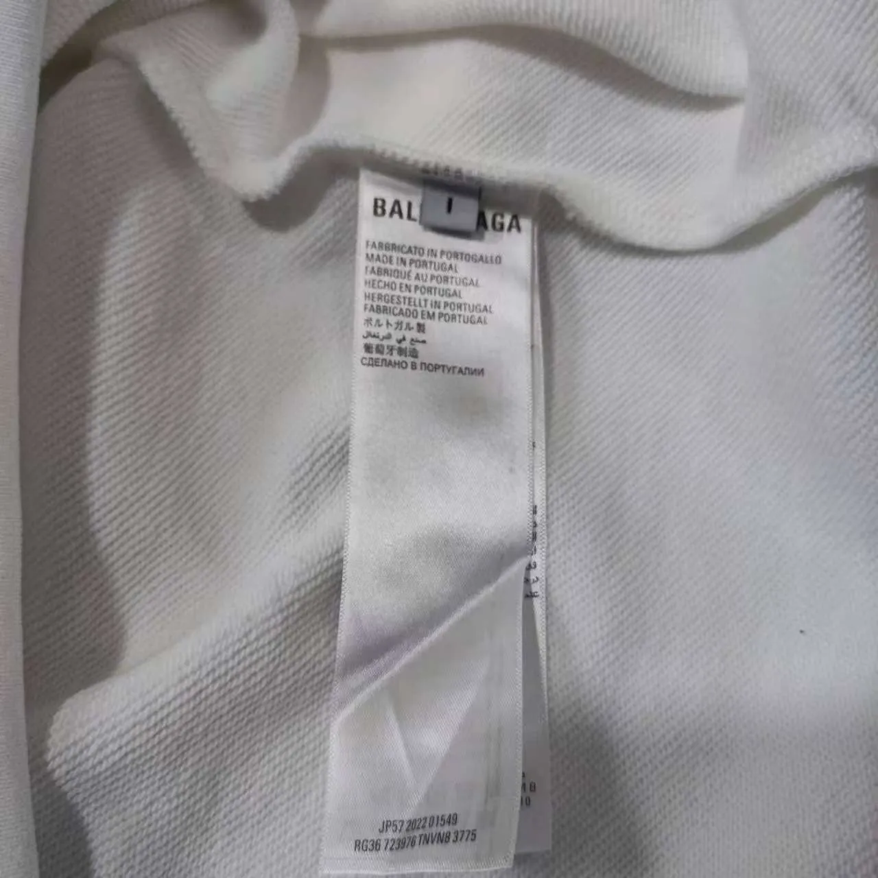 [New arrival] Balenciaga x Adidas joint logo embroidered round neck sweatshirt. The embroidery is embroidered with an imported Tajima embroidery machine, with a three-dimensional effect. Clear lines. No rough edges and miscellaneous threads. Ultra-high-tech embroidery. It uses 26 counts of combed cotton + 10 counts of 100% cotton. The gram weight is 480g. The fabric is made of high-quality domestic Xinjiang cotton yarn. Xinjiang cotton is recognized as a superior material among domestic cotton. The fabric is woven with the internationally recognized Fukuhara knitting machine. The fabric has clear texture, good resilience, strong wrinkle resistance, good wear resistance and breathability, and is close to the skin. It is not easy to loosen and has a long-lasting widening effect. The fabric has good gloss, strength, good wear resistance, low shrinkage, and a good skeleton feel. The pure cotton cloth is produced by air flow liquid cylinder. The environmentally friendly dyeing meets the national first-class product requirements. It is not easy to fade and is not prone to creases and claw marks. The version is well-fitting and can be worn all year round. The sewing machine needle uses No. 9 round-headed needles. It does not puncture or break the fibers of the fabric. The density of the thread is 3CM/14 needles. It is tight, not loose and not sparse. The sewing thread uses imported oil-proof treated thread, and there will be no oil stains. Kanche is imported with a silver sword and does not eat cloth. No more fabric left, full brand and high-quality feel Color: White Size: 1-4 P:450
