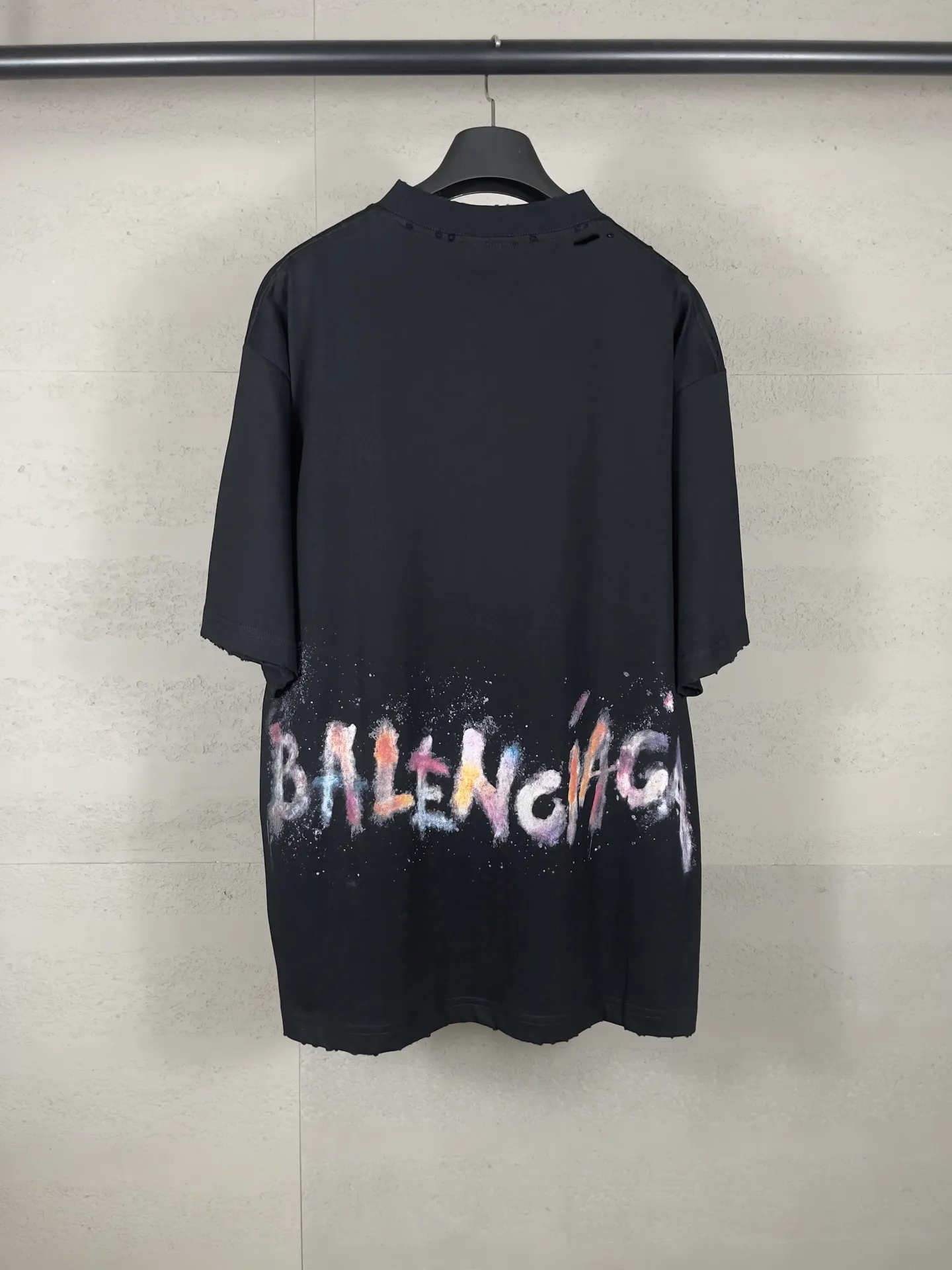 🅿️200 real photos [top version. official website quality] BALENCI*GA/25 new model. The front has a classic pattern of graffiti and embroidered wheat ears, and the letters on the back are hand-painted graffiti colors that collide with the old short-sleeved T-shirt # SS25, the latest style. Research and development at the first time, different market currencies. Comparisons welcome. The fabric is made of Paris ZP custom-woven and dyed cotton double yarn. Weighing 260 grams, the cloth surface is clean. The cloth pattern is clear, soft and comfortable. The threads are dyed with no color difference. The embroidery is embroidered using an imported Tajima computer embroidery machine, and the letters are hand-painted with graffiti colors on the back. Jubie market currency. Welcome to compare. The version adopts OS loose shoulder design. Same style for men and women. Code: BL253678 Color: Black Size: XS S M L