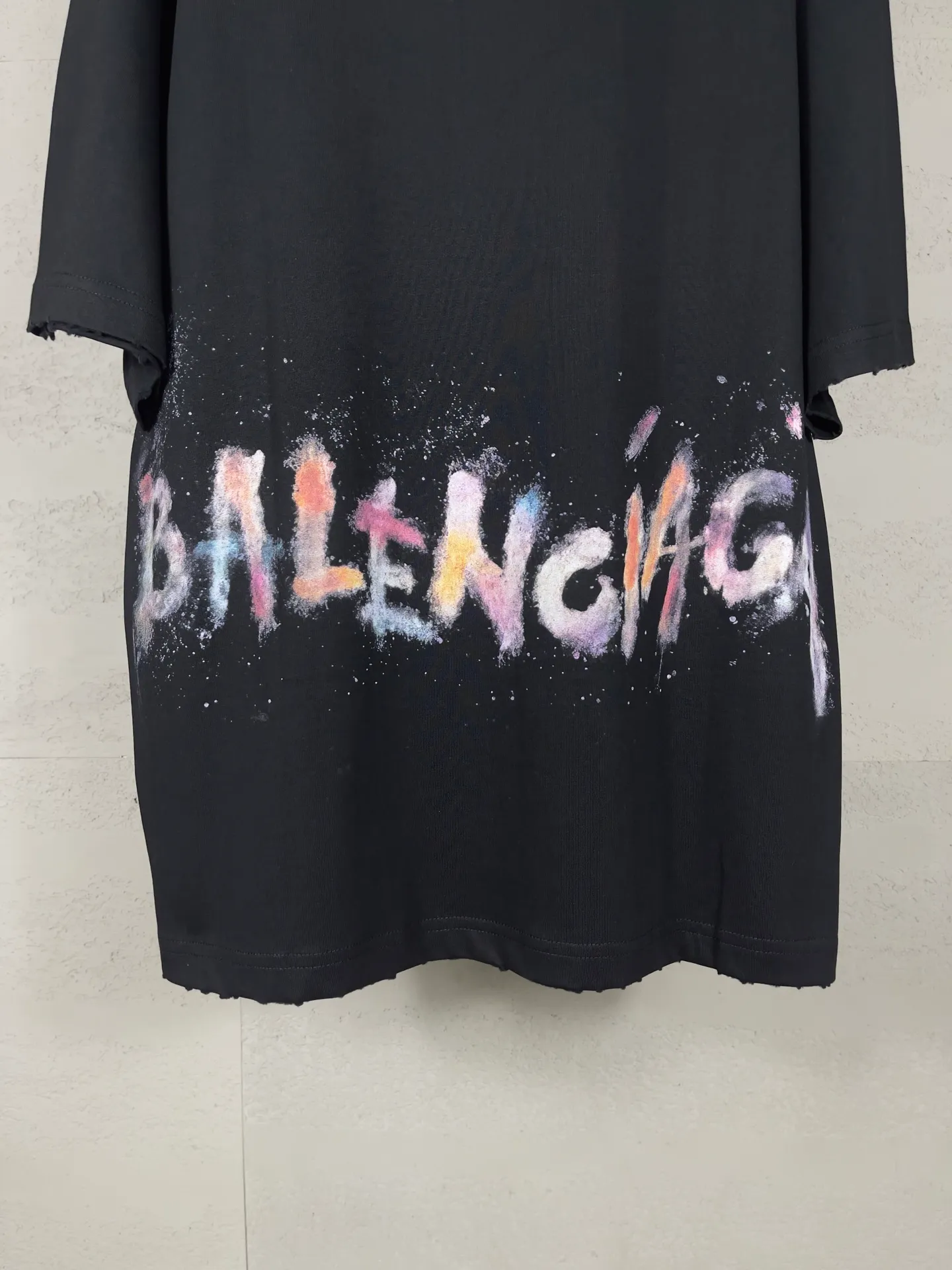 🅿️200 real photos [top version. official website quality] BALENCI*GA/25 new model. The front has a classic pattern of graffiti and embroidered wheat ears, and the letters on the back are hand-painted graffiti colors that collide with the old short-sleeved T-shirt # SS25, the latest style. Research and development at the first time, different market currencies. Comparisons welcome. The fabric is made of Paris ZP custom-woven and dyed cotton double yarn. Weighing 260 grams, the cloth surface is clean. The cloth pattern is clear, soft and comfortable. The threads are dyed with no color difference. The embroidery is embroidered using an imported Tajima computer embroidery machine, and the letters are hand-painted with graffiti colors on the back. Jubie market currency. Welcome to compare. The version adopts OS loose shoulder design. Same style for men and women. Code: BL253678 Color: Black Size: XS S M L