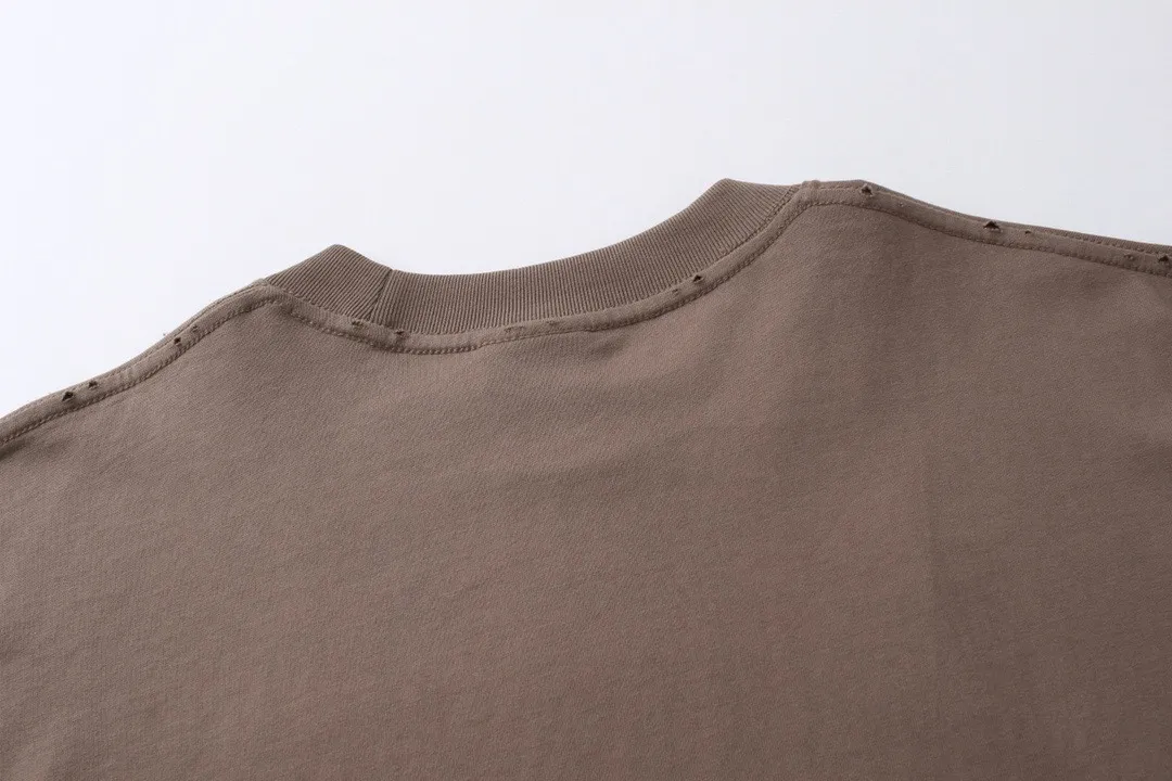 🅿️196 Detailed picture [Top version. Official website quality] BALENCI*GA/Paris. New style. Classic letter LOGO cracked print old and worn long-sleeved T-shirt. Brick cabinet synchronization. The fabric is made of Paris ZP custom-woven and dyed 100% cotton double yarn compact cotton. The weight is 260 grams, the cloth surface is clean. The cloth pattern is clear, soft and comfortable. The threads are dyed with no color difference. The classic pattern is printed with environmentally friendly imported materials, and the letters are cracked and printed. The letters are clear and the effect is three-dimensional. Restored brick cabinet. The garments are hand-worn and distressed by many people. They are very different from the market currency. You are welcome to compare. The version adopts the OS loose shoulder design. Same style for men and women. Coding: BL225009 Color: black, brown Size: XS S M L