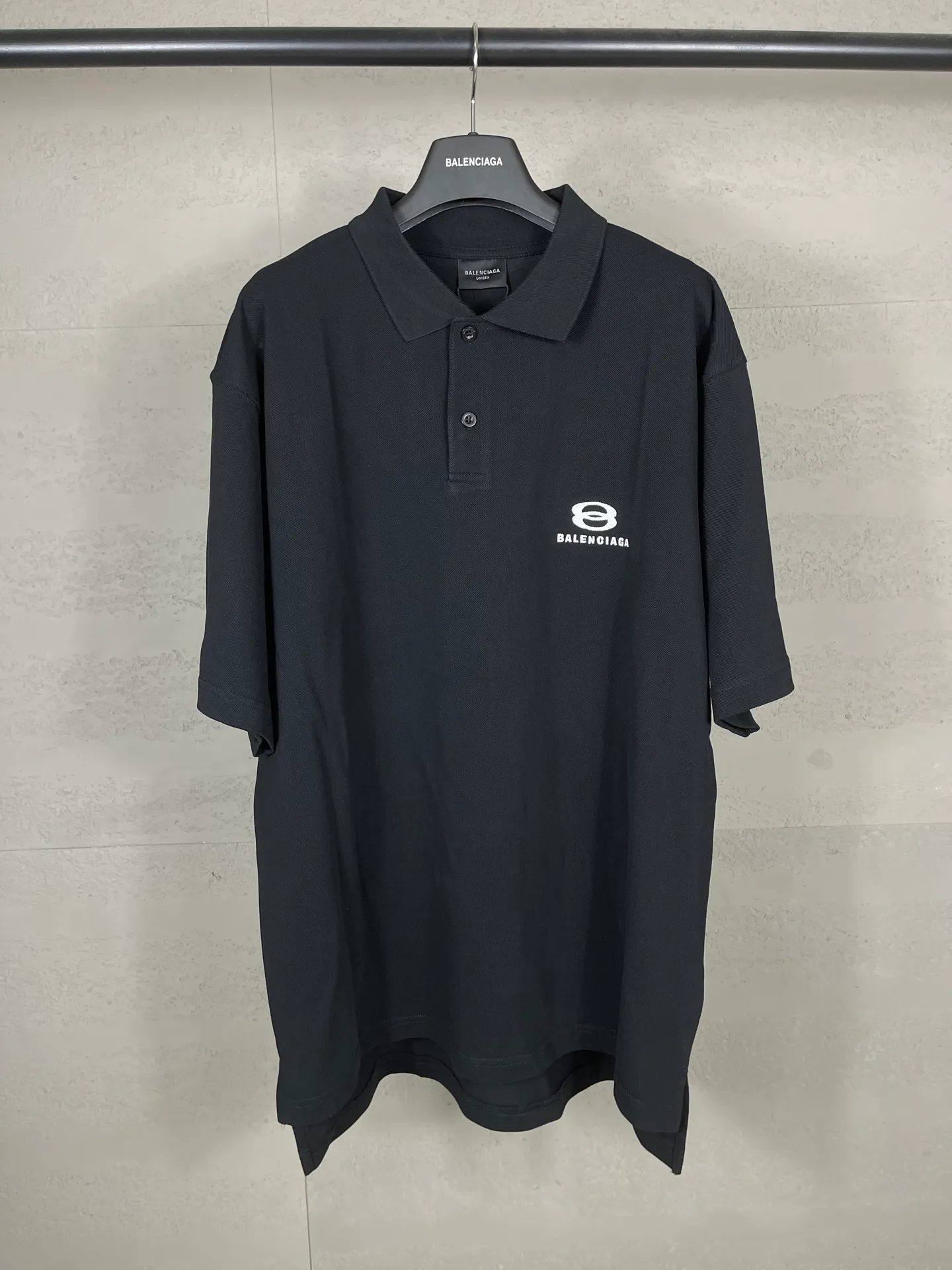 🅿️220 real photos [Top version. Official website quality] BALENCI*GA/Paris #2025 new Paris double-ring classic LOGO embroidered POLO shirt, with front and rear slit design, full of design, welcome to compare. The fabric is made of Paris ZP custom-woven and dyed cotton pique, with a weight of 260 grams. The cloth surface is clean. The cloth pattern is clear, soft and comfortable. The threads are woven and dyed with no color difference. The embroidered LOGO is embroidered using imported Tajima embroidery machine. The effect is three-dimensional. Restore the brick cabinet, adopt OS loose shoulder style. Same style for men and women. Coding: BL252215 Color: black, white Size: XS S M L