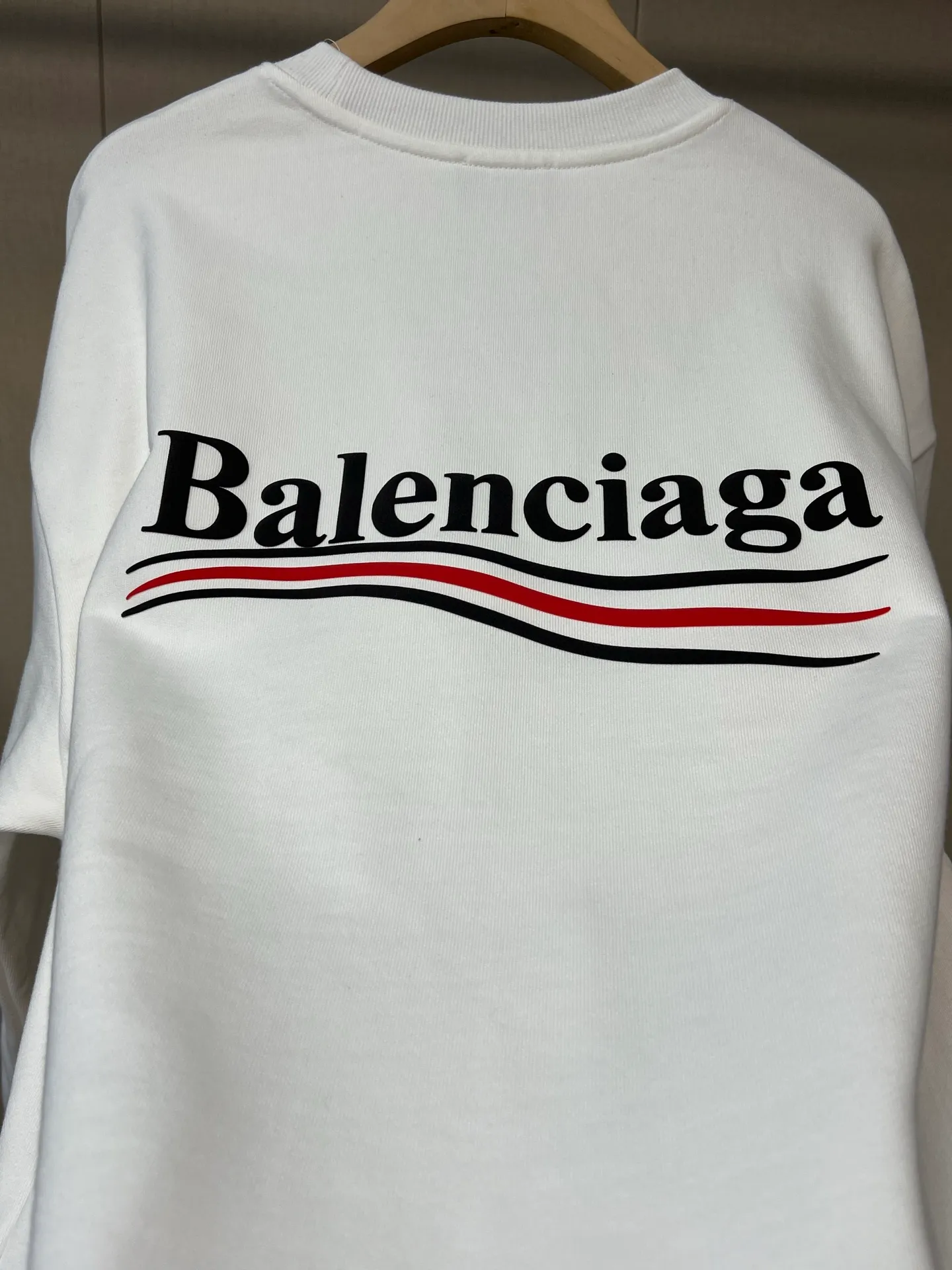 🅿️280 High-quality b26 balenciaga 2025 autumn and winter cola wavy terry round neck sweatshirt. The fabric is 450 grams of Xinjiang pure cotton terry. It is made of top-grade velvet cotton with 24 hours of sunshine. The upper body is warm and does not pill. It feels soft and comfortable. The whole garment is flat-lined. Three-dimensional tailoring. The upper body is awesome. It uses high-end three-dimensional foaming technology and will never fall off. The cuffs, collar and hem are made of high-end ribbed fabrics. Comfortable and skin-friendly, high molecular polymer materials are used at no cost, not afraid of ironing and resistant to wear and tear.