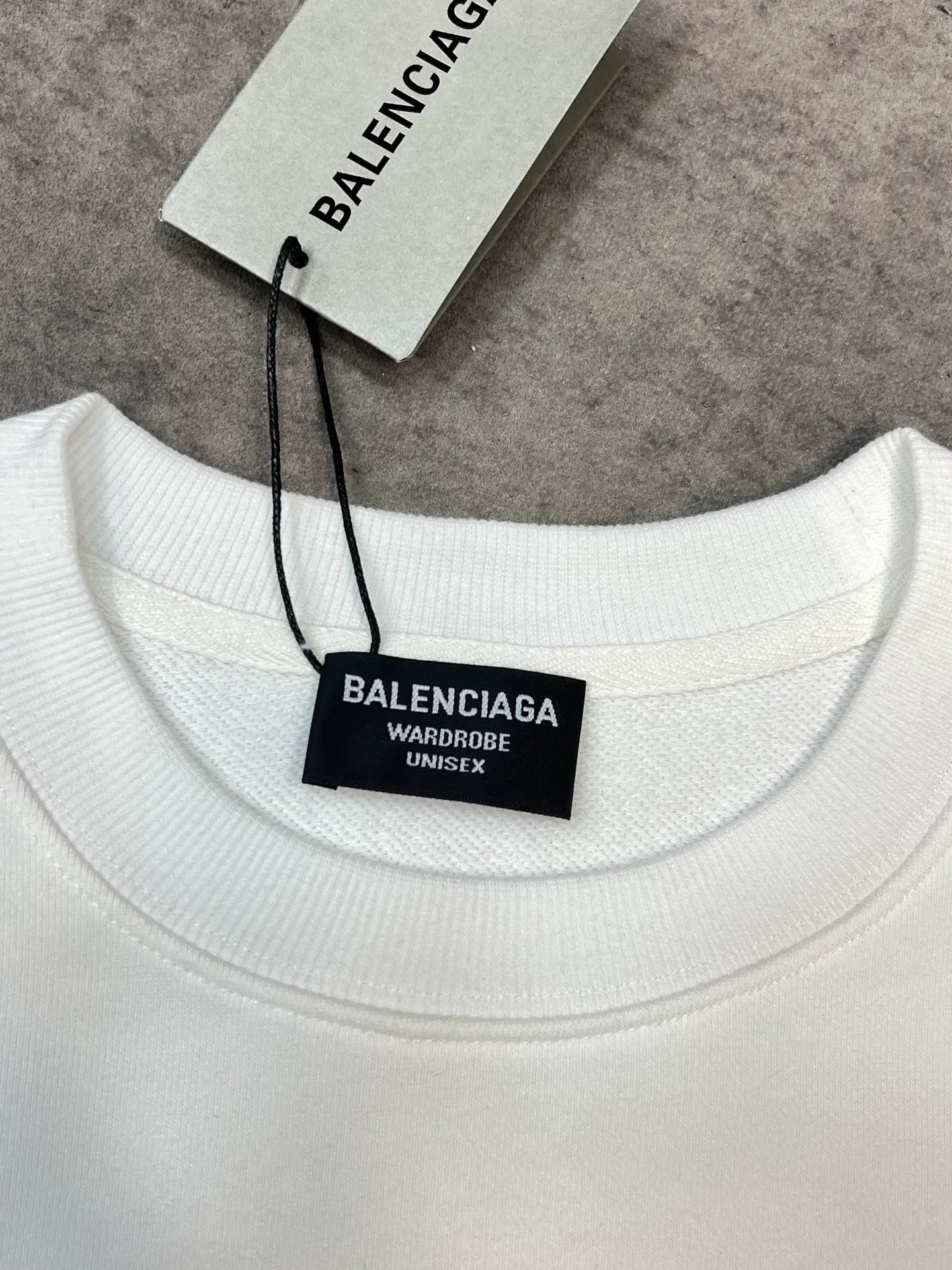 🅿️280 High-quality b26 balenciaga 2025 autumn and winter cola wavy terry round neck sweatshirt. The fabric is 450 grams of Xinjiang pure cotton terry. It is made of top-grade velvet cotton with 24 hours of sunshine. The upper body is warm and does not pill. It feels soft and comfortable. The whole garment is flat-lined. Three-dimensional tailoring. The upper body is awesome. It uses high-end three-dimensional foaming technology and will never fall off. The cuffs, collar and hem are made of high-end ribbed fabrics. Comfortable and skin-friendly, high molecular polymer materials are used at no cost, not afraid of ironing and resistant to wear and tear.