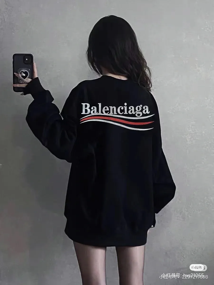 🅿️280 High-quality b26 balenciaga 2025 autumn and winter cola wavy terry round neck sweatshirt. The fabric is 450 grams of Xinjiang pure cotton terry. It is made of top-grade velvet cotton with 24 hours of sunshine. The upper body is warm and does not pill. It feels soft and comfortable. The whole garment is flat-lined. Three-dimensional tailoring. The upper body is awesome. It uses high-end three-dimensional foaming technology and will never fall off. The cuffs, collar and hem are made of high-end ribbed fabrics. Comfortable and skin-friendly, high molecular polymer materials are used at no cost, not afraid of ironing and resistant to wear and tear.