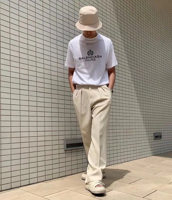 ♻️💯Upper body reference model picture❤️Top tested version Balenciaga classic wheat crown lock Paris male and female couple star same style pure cotton short-sleeved T-shirt Selected 32S 260g combed cotton fabric, thick and textured, high-density knitted fabric technology, tight and elastic, extremely soft and skin-friendly, soft and delicate to the touch, does not shrink or deform, the upper body is stiff and stylish, different from the cheap soft sofa fabrics with low weight and low count on the market.  Ultra-high-level workmanship, every detail shows a sense of luxury, and the original three-dimensional cutting process creates a perfect fit. The OS loose shoulder style accommodates all body types. It is a truly versatile style that looks slim and good-looking for both men and women.   3M (black) reflective classic wheat ear letter printing, high fastness and will not crack or fall off. The classic pattern will never go out of style. Multiple colors are available, and every color is beautiful!  Color: Black White Dark Khaki Size: XS-L P:250