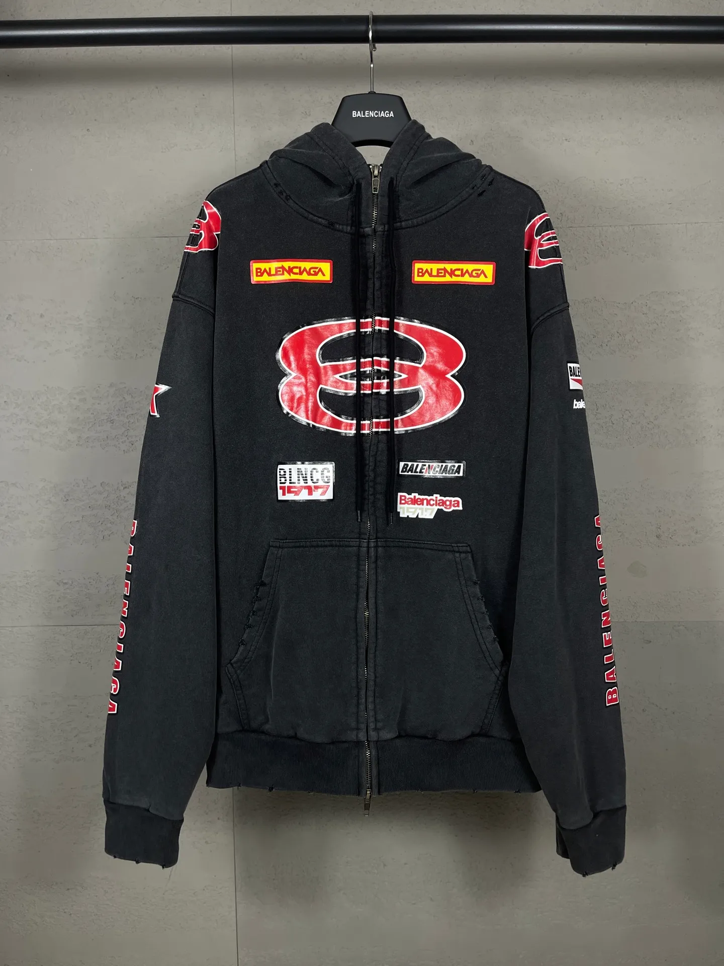 🅿️420 Detailed picture [Top version. Official website quality] BALENCI*GA/Paris. 25ss latest model. Paris double-ring LOGO combination racing suit series multi-digit printing, washed multi-digit worn zipper cardigan hooded sweatshirt. The brick cabinets are synchronized. The fabric is made of Paris ZP custom-woven and dyed cotton sweatshirt. Weighing 460 grams, the cloth surface is clean. The cloth pattern is clear, soft and comfortable, and the threads are dyed with no color difference. The classic LOGO pattern is printed with environmentally friendly imported materials, with clear letters and a strong three-dimensional feel. Restored brick cabinet. The garments were washed and aged, and polished by many hands. Produced by ultra-heavy craftsmanship, the market currency is very different, welcome to compare. The version adopts OS loose shoulder design. The same style for men and women. Code: BL259927 Color: Washed Black Size: XS S M L
