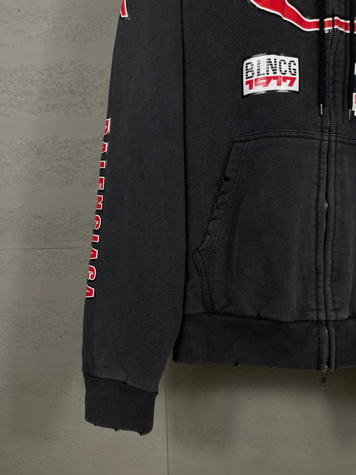 🅿️420 Detailed picture [Top version. Official website quality] BALENCI*GA/Paris. 25ss latest model. Paris double-ring LOGO combination racing suit series multi-digit printing, washed multi-digit worn zipper cardigan hooded sweatshirt. The brick cabinets are synchronized. The fabric is made of Paris ZP custom-woven and dyed cotton sweatshirt. Weighing 460 grams, the cloth surface is clean. The cloth pattern is clear, soft and comfortable, and the threads are dyed with no color difference. The classic LOGO pattern is printed with environmentally friendly imported materials, with clear letters and a strong three-dimensional feel. Restored brick cabinet. The garments were washed and aged, and polished by many hands. Produced by ultra-heavy craftsmanship, the market currency is very different, welcome to compare. The version adopts OS loose shoulder design. The same style for men and women. Code: BL259927 Color: Washed Black Size: XS S M L